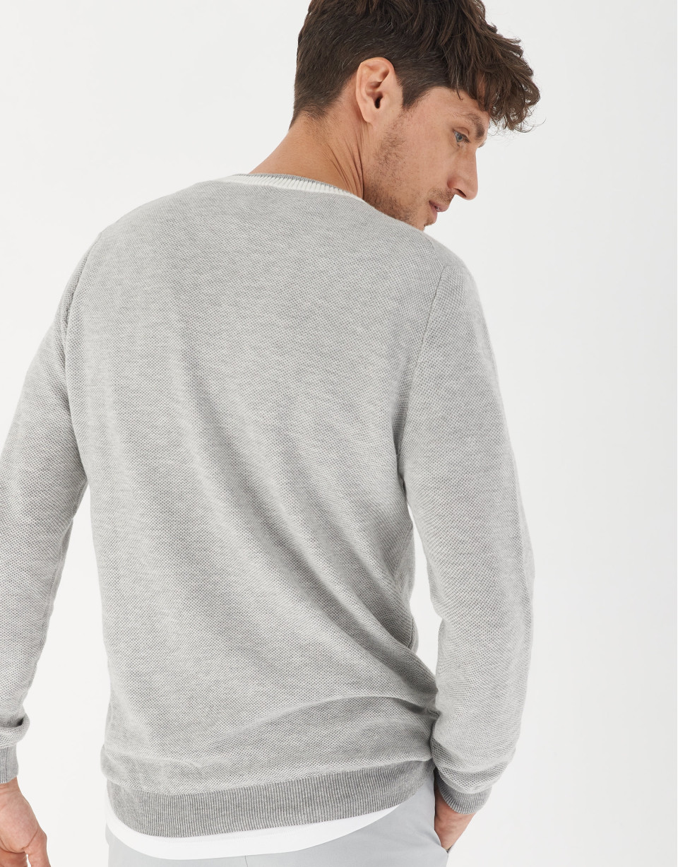 Jersey gris cuello contraste blanco