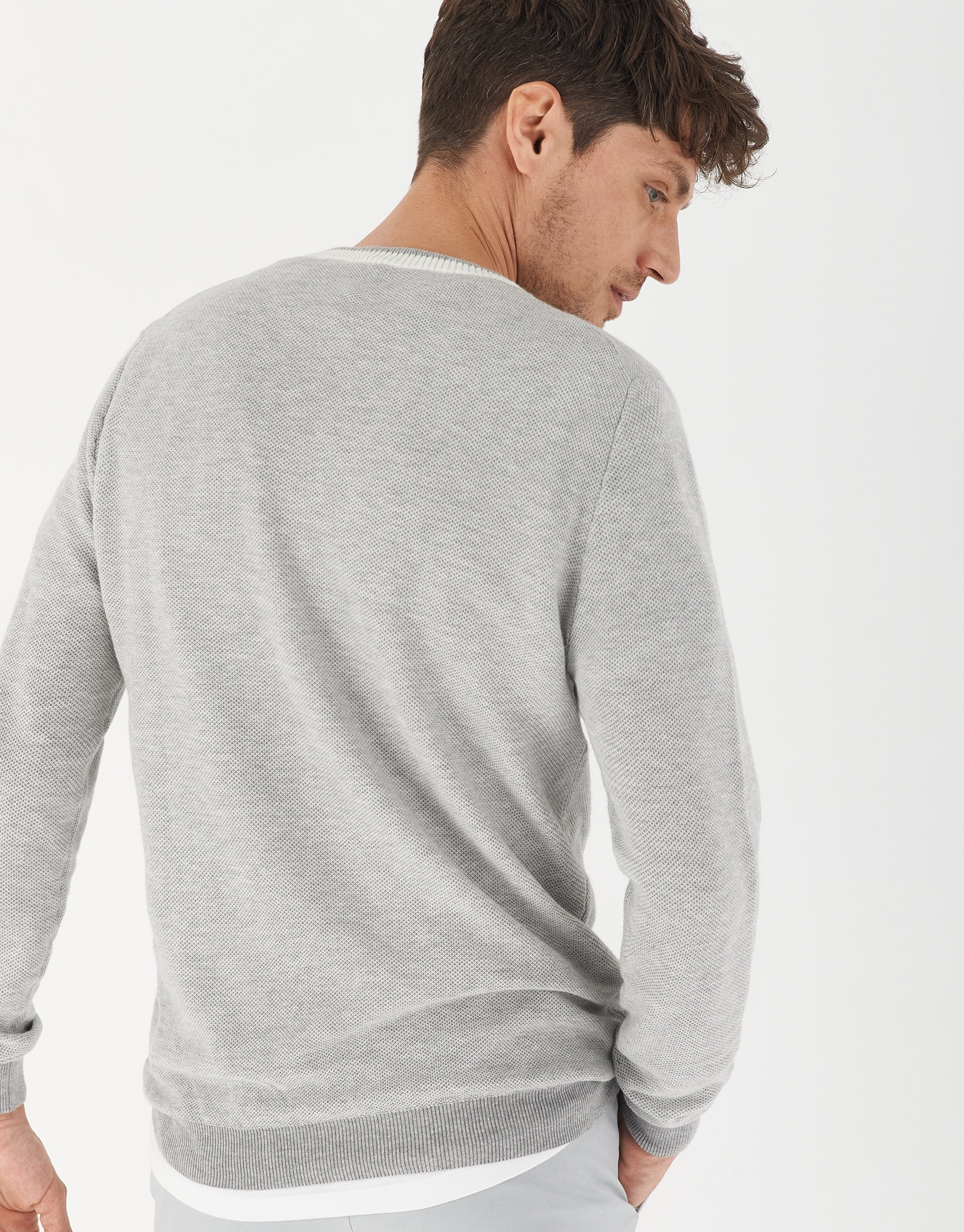 Jersey gris cuello contraste blanco