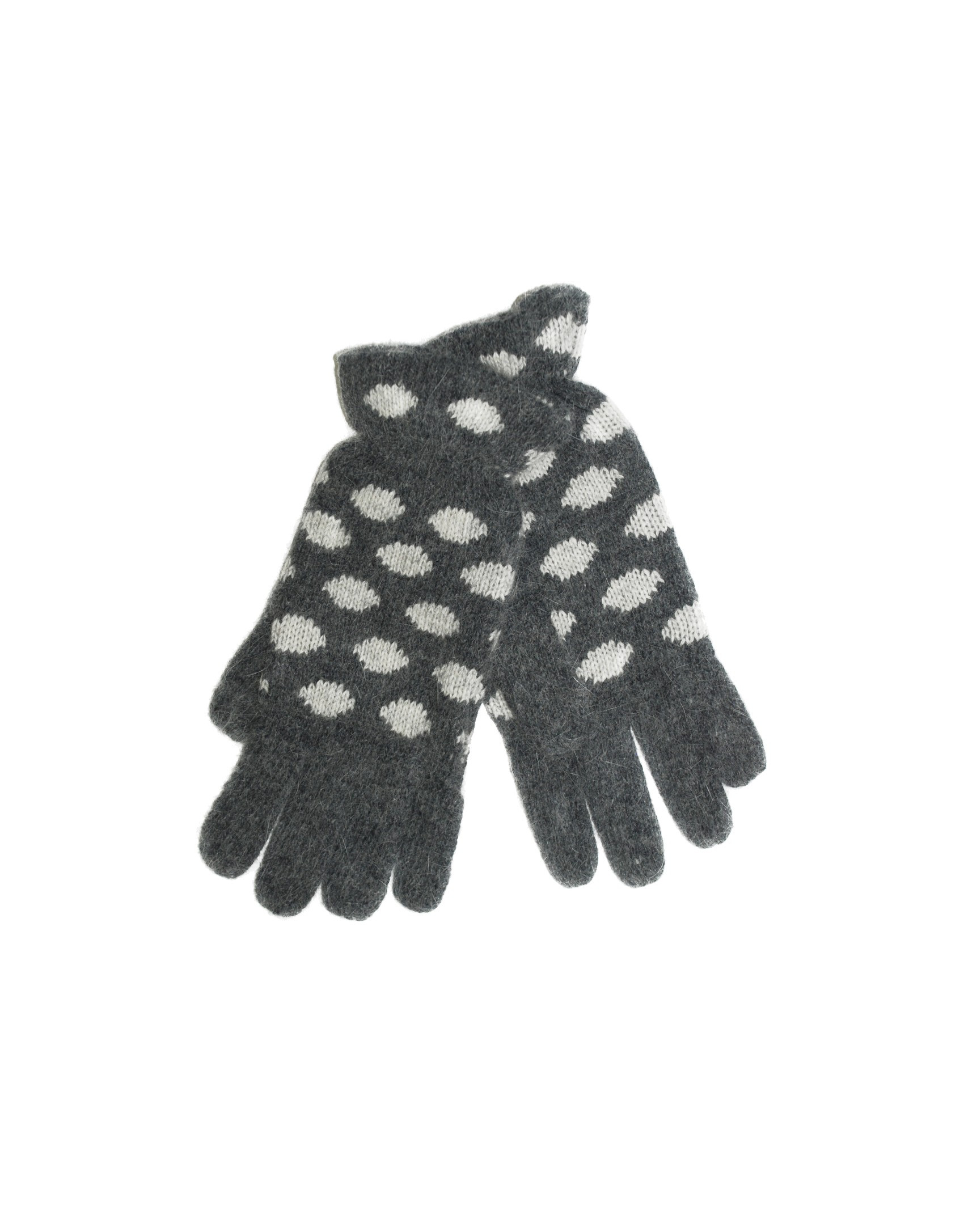 Guantes grises con topos blancos.