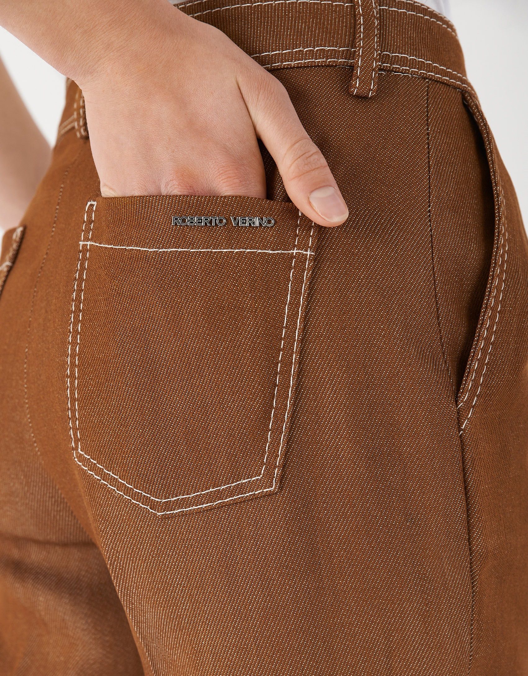 Brown high-waisted pants with turned up cuffs | Roberto Verino