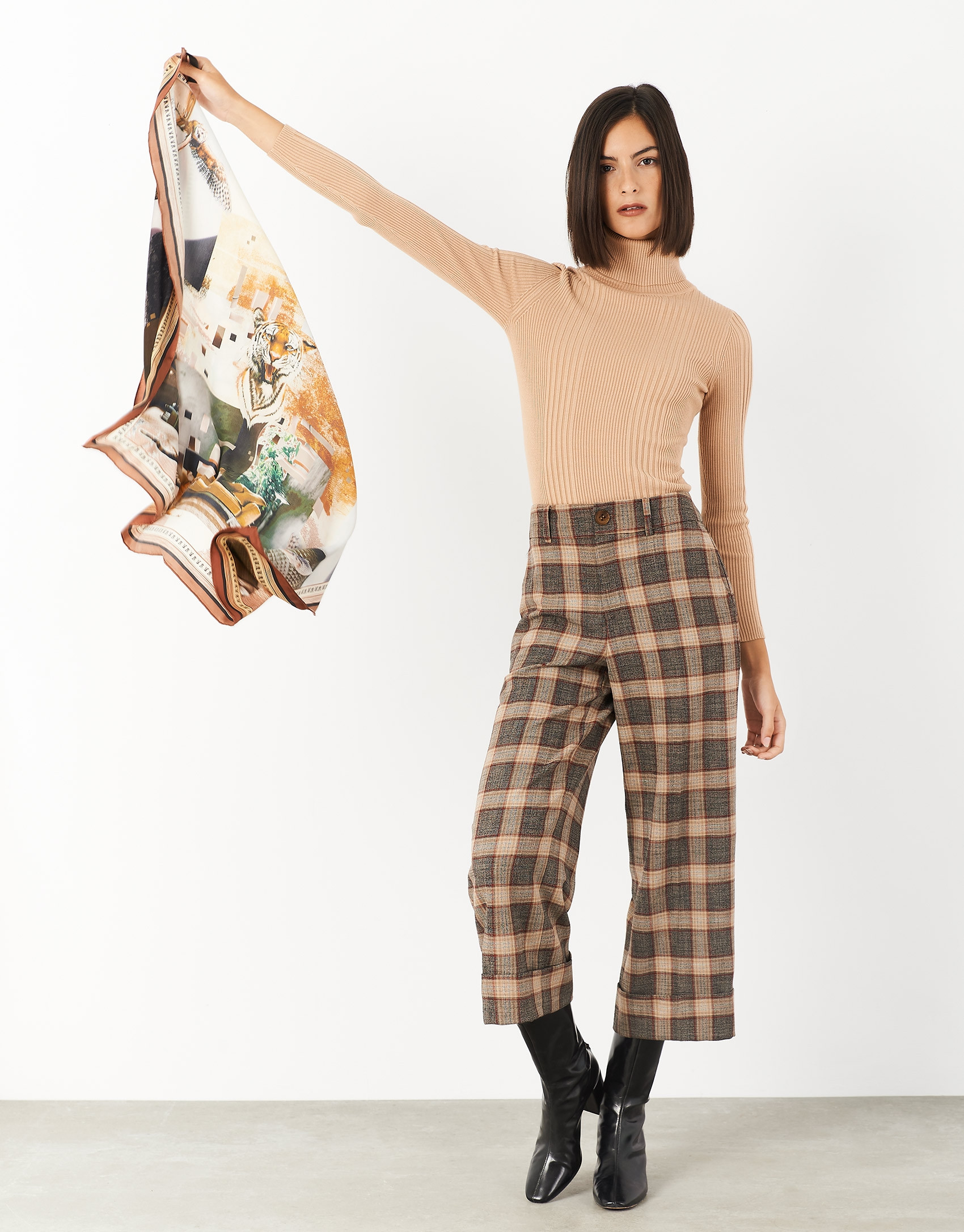 Sand-colored sweater with turned back collar ... | Roberto Verino