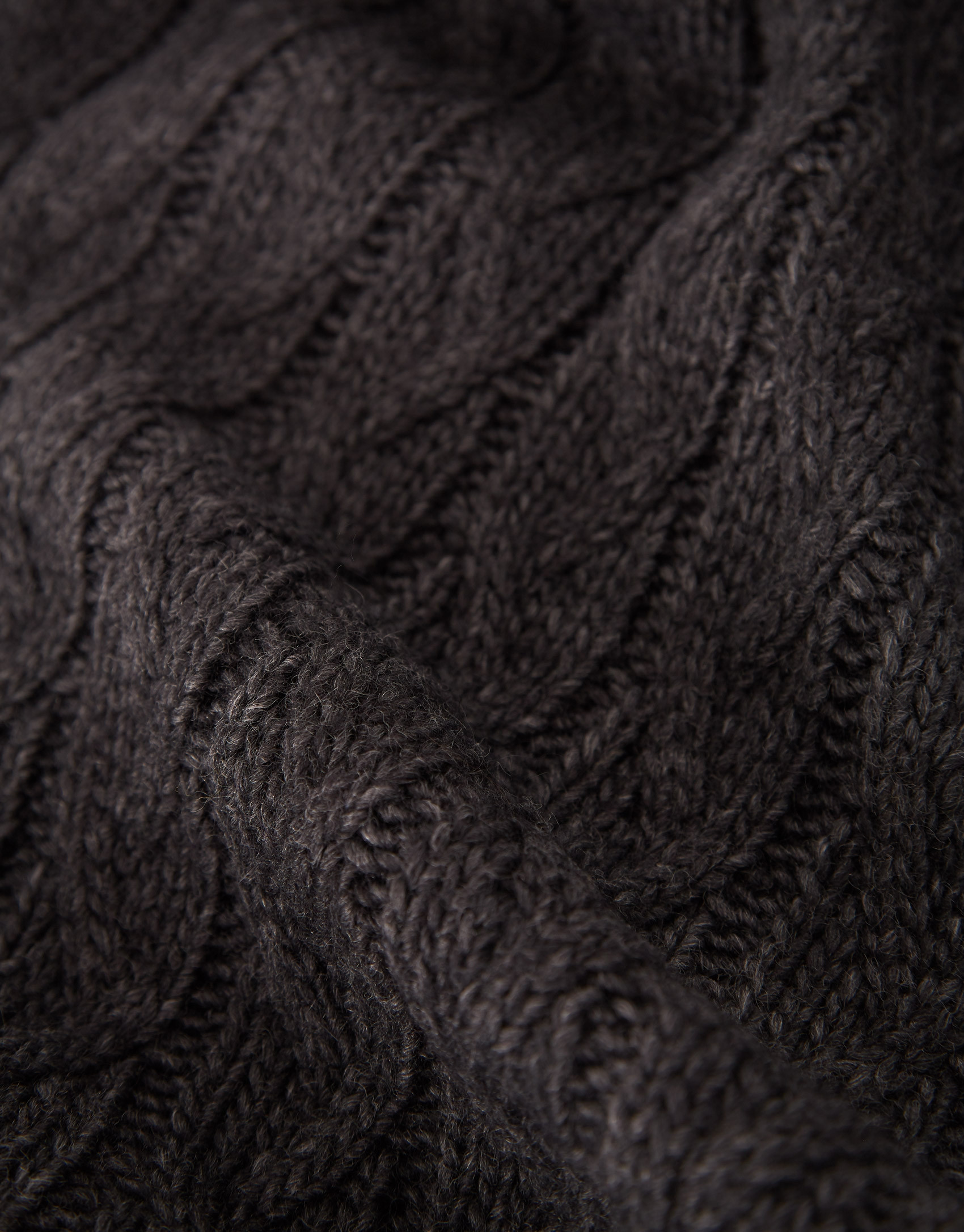 Gray wool and alpaca scarf with figure-eight pattern.