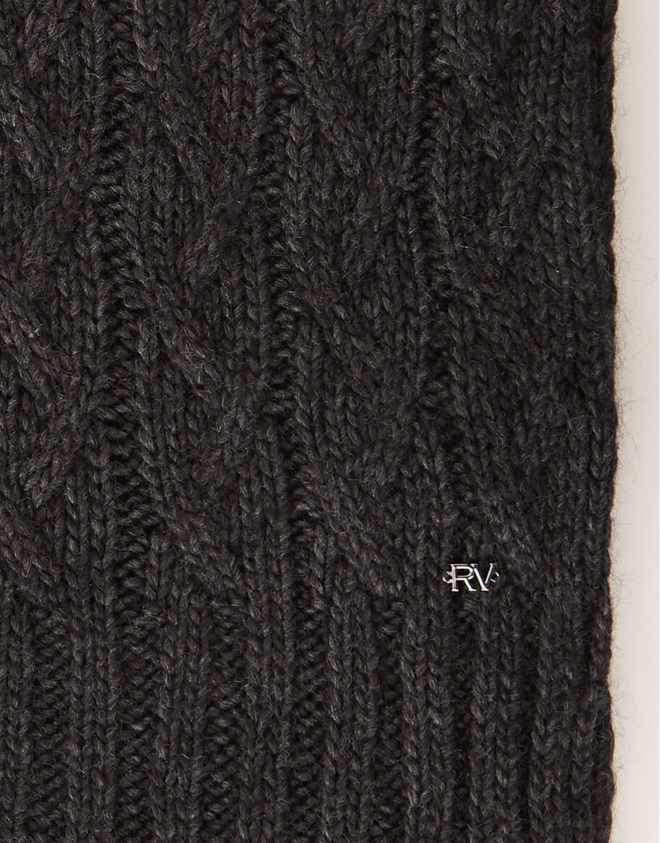 Gray wool and alpaca scarf with figure-eight pattern.