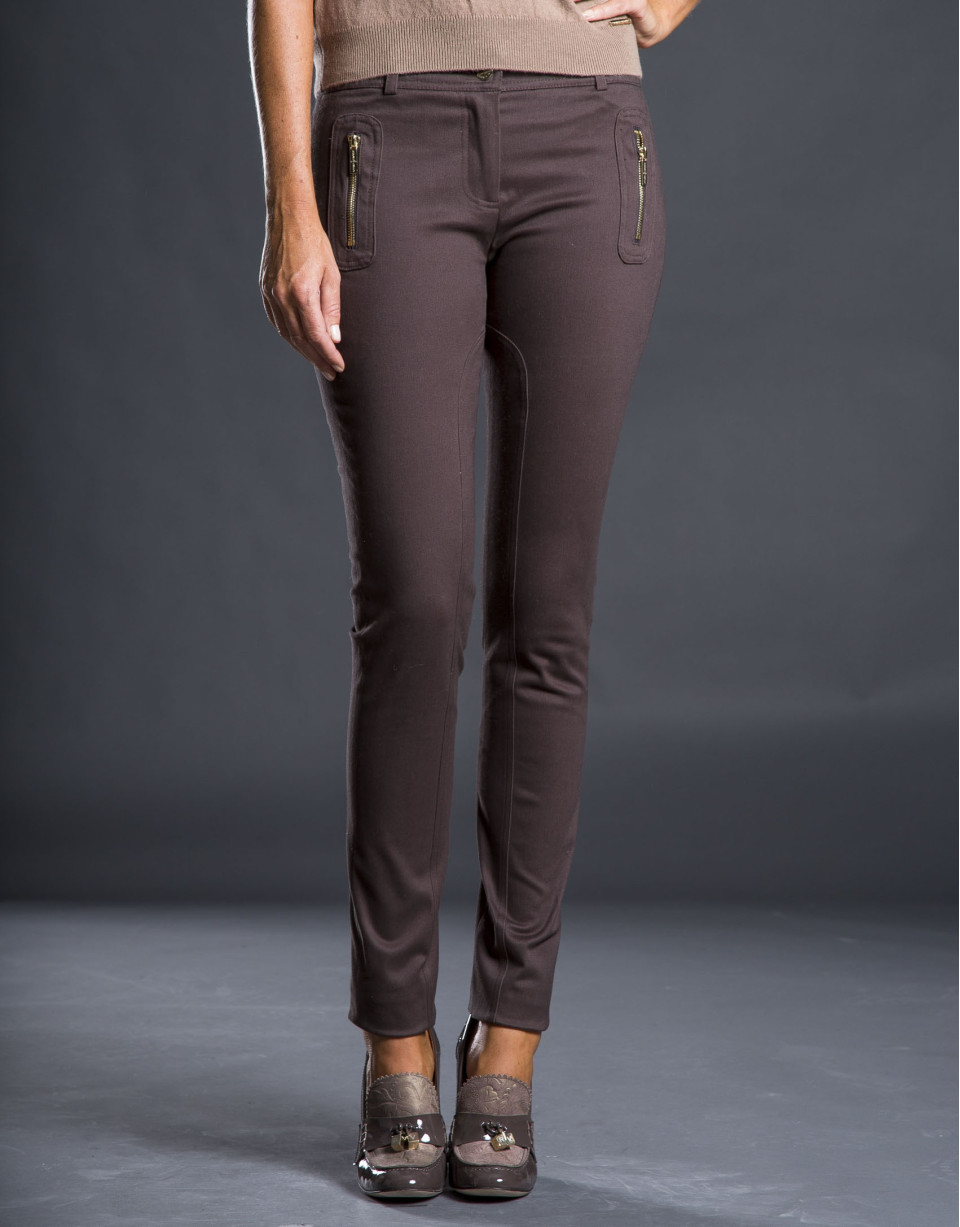 Pantalón marrón estrecho bolsillos