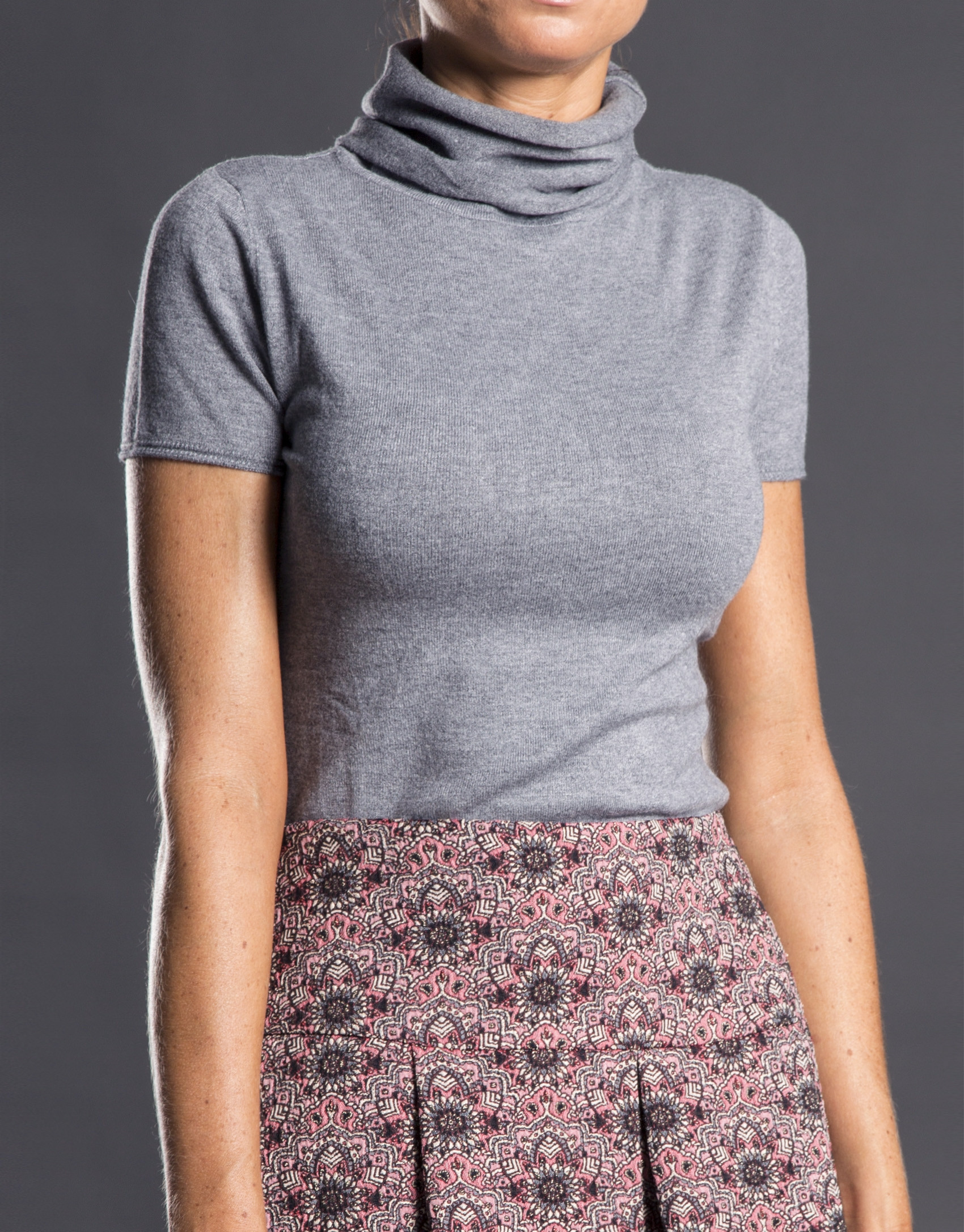 Short-sleeved gray sweater 