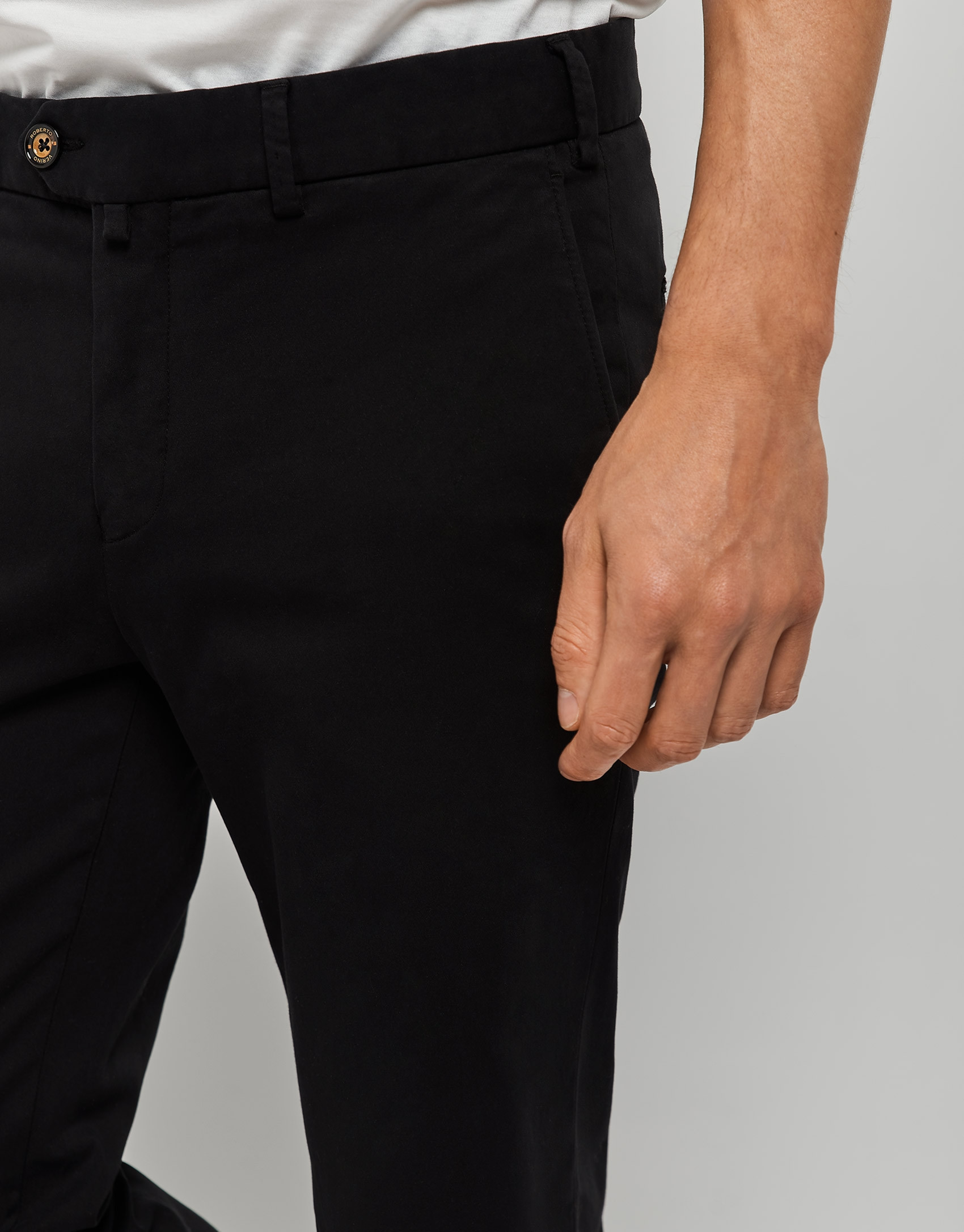 Pantalón chino tintado negro - Hombre - OI2022 | Roberto Verino