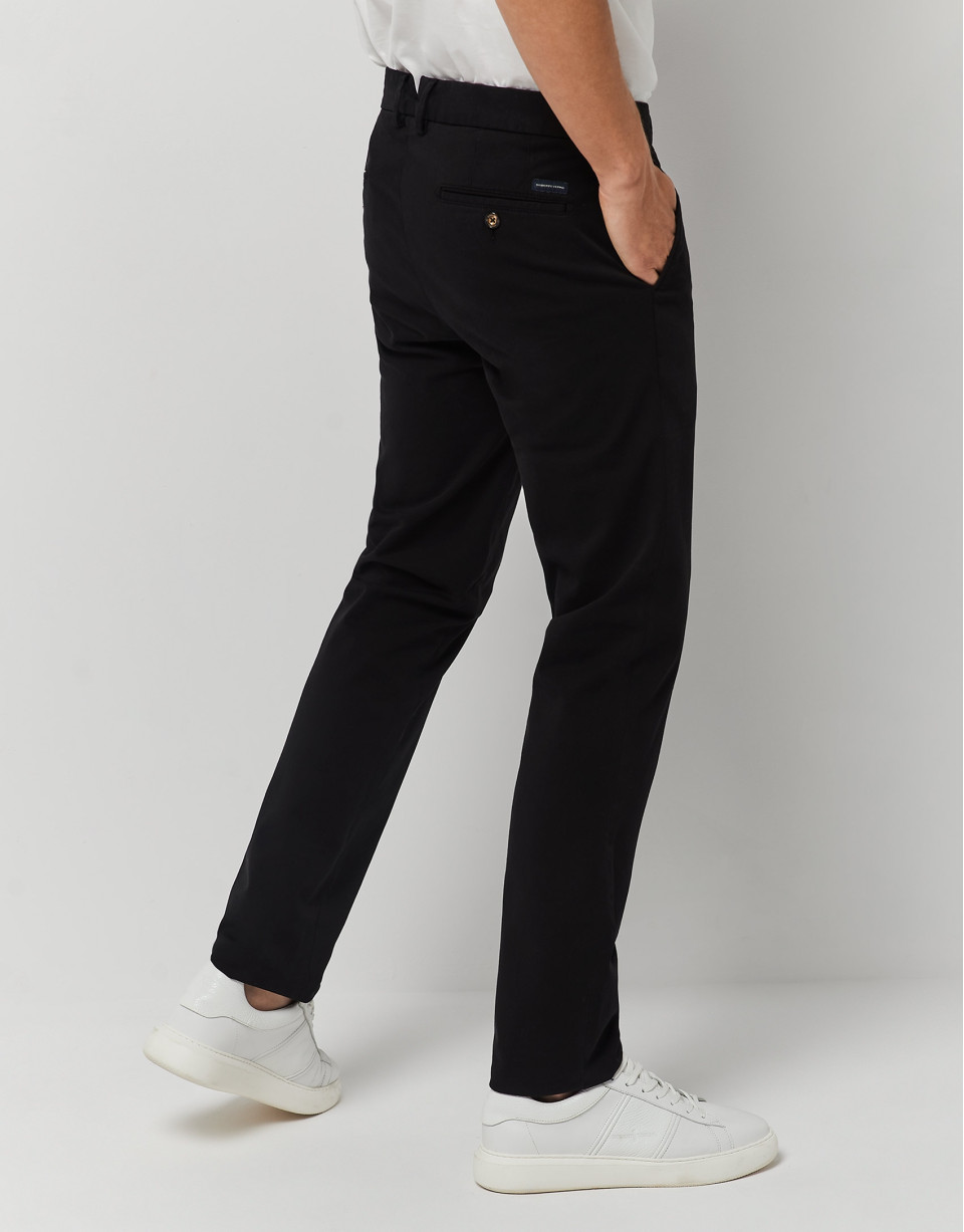 Pantalón chino tintado negro - Hombre - OI2022 | Roberto Verino