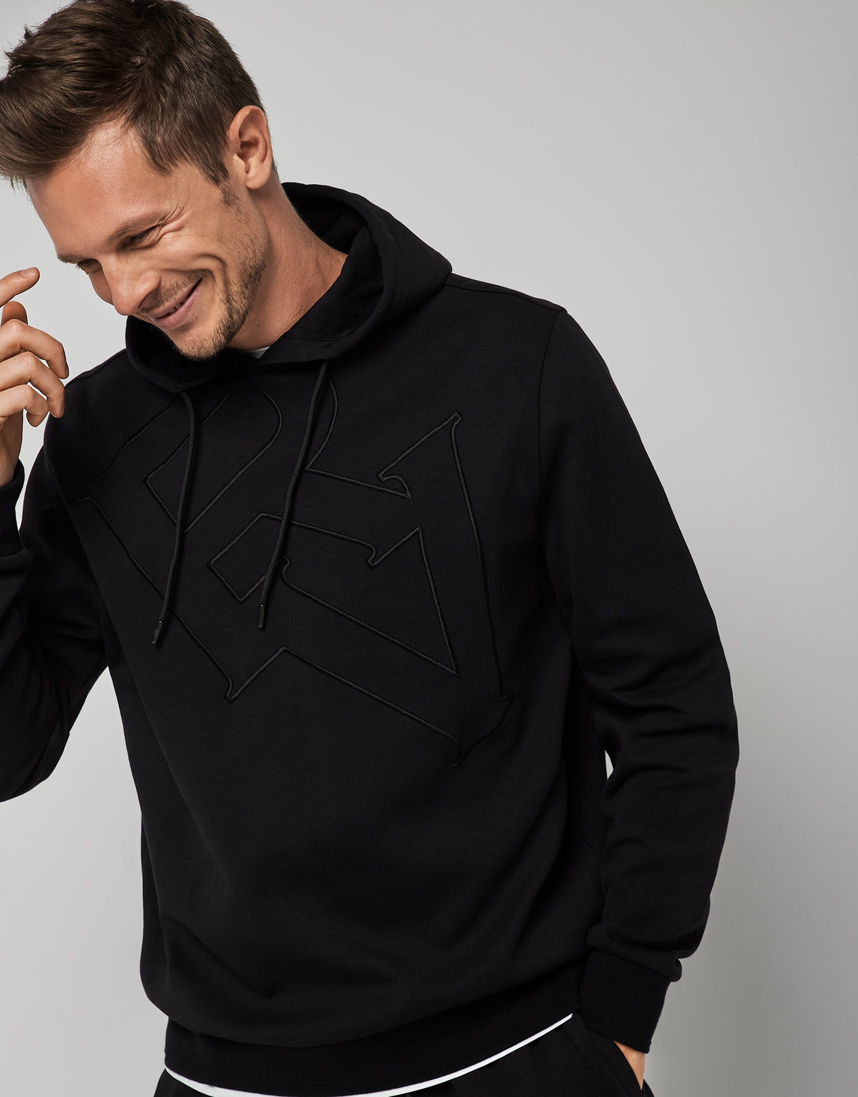 Sudadera felpa negra bordado pecho a tono | Roberto Verino