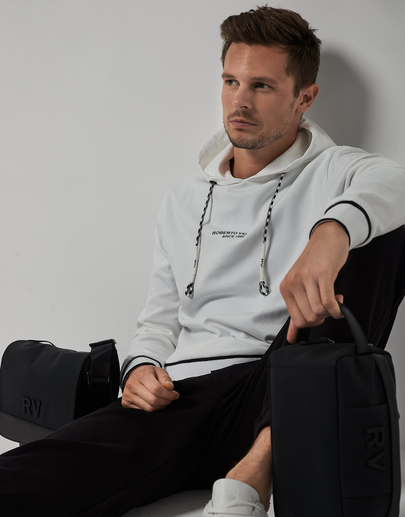 White felt sweatshirt with a design on the chest | Roberto Verino