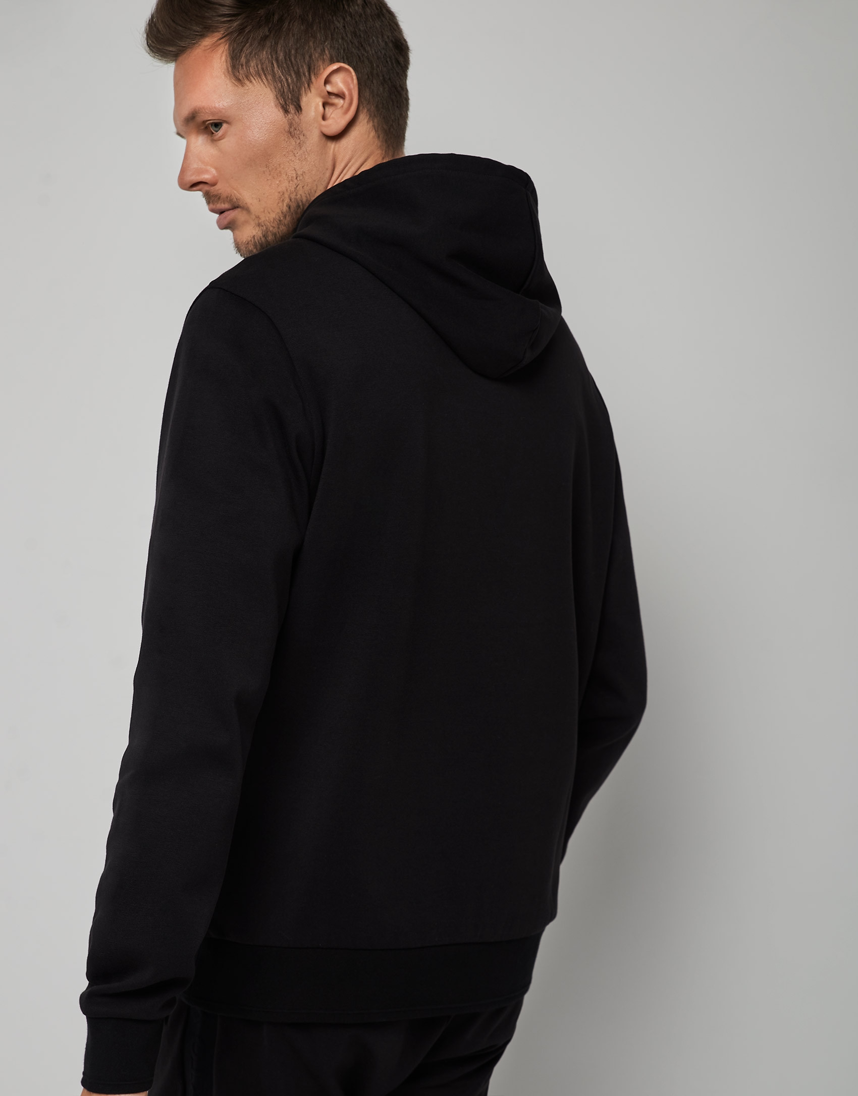 Sudadera felpa negra bordado pecho a tono | Roberto Verino
