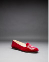 Dark red velvet shoes with embroidered shield in matching lurex 