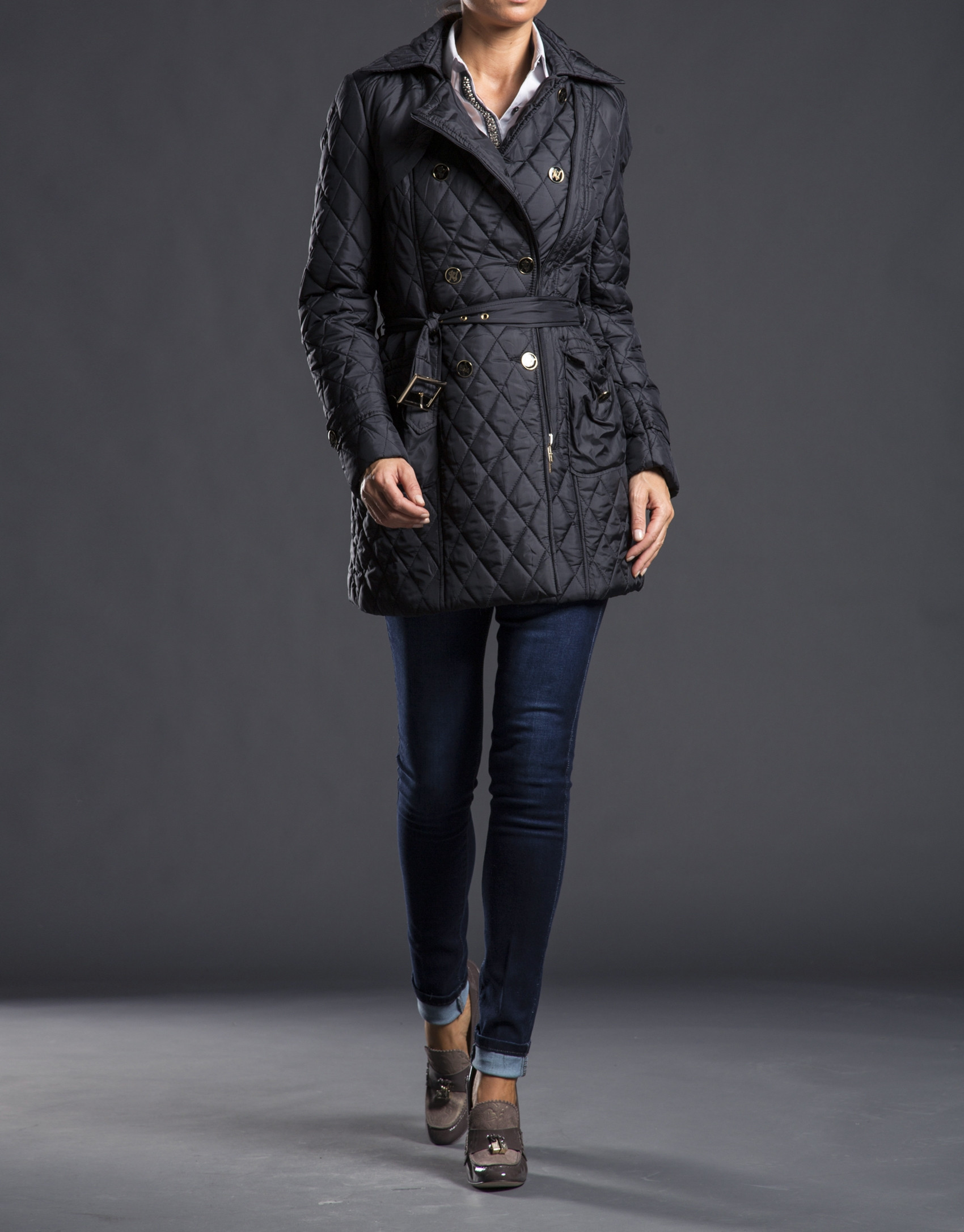 Trench negro acolchado cruzado