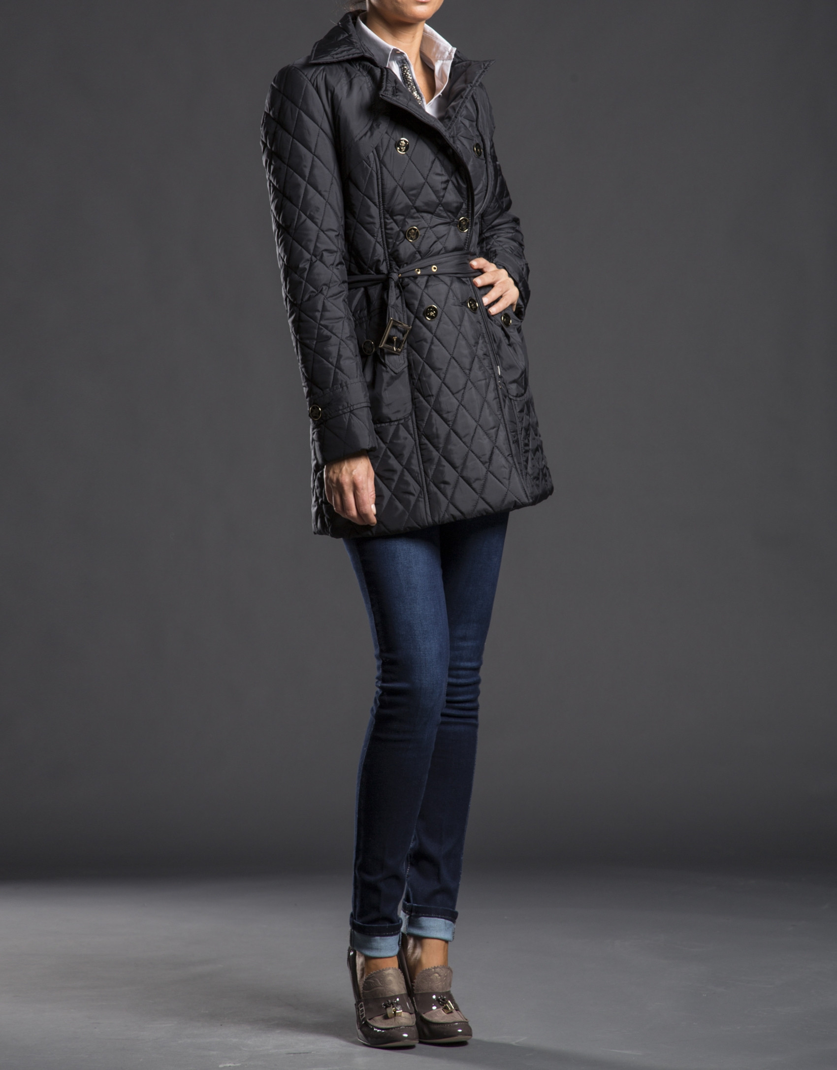 Trench negro acolchado cruzado