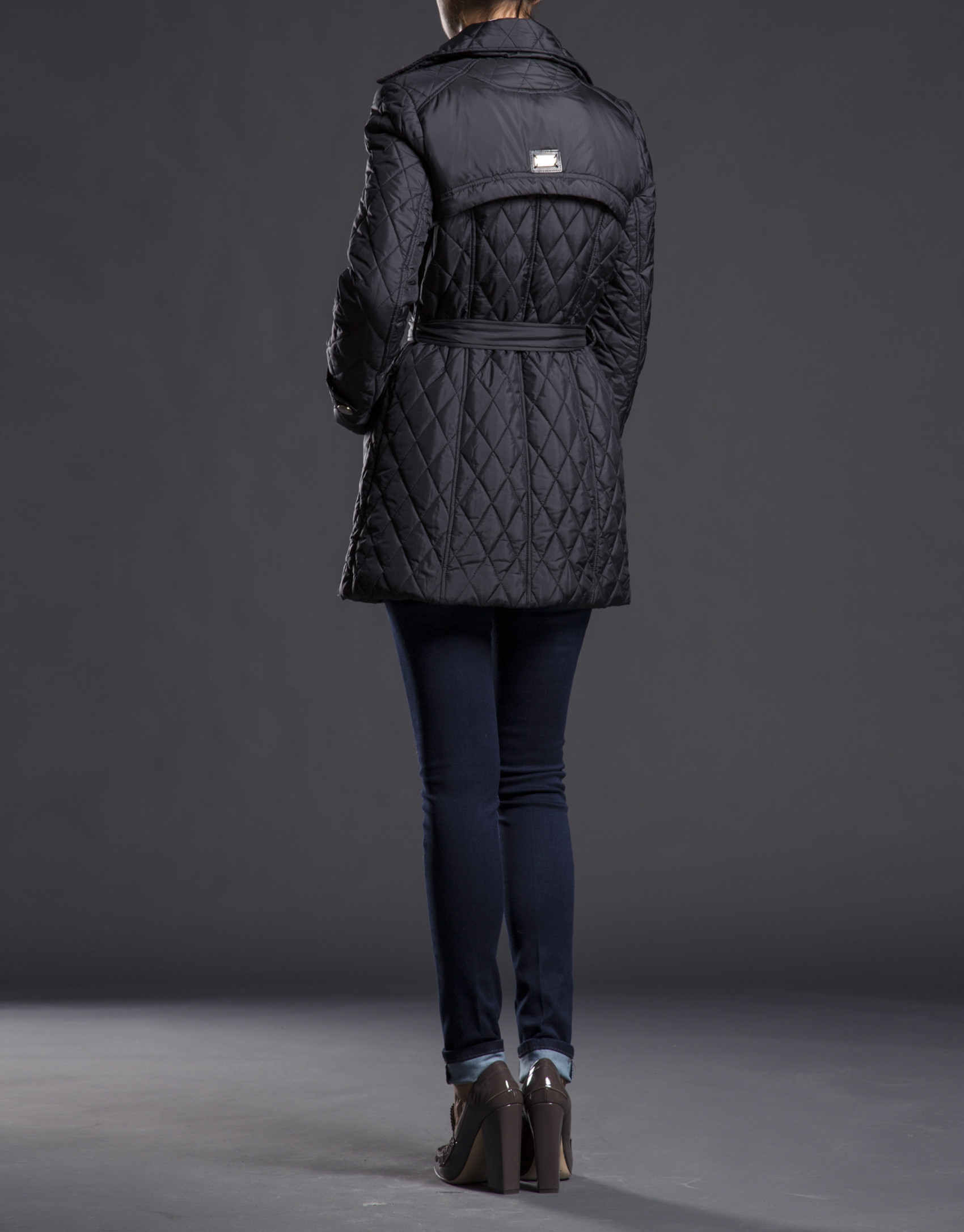 Trench negro acolchado cruzado