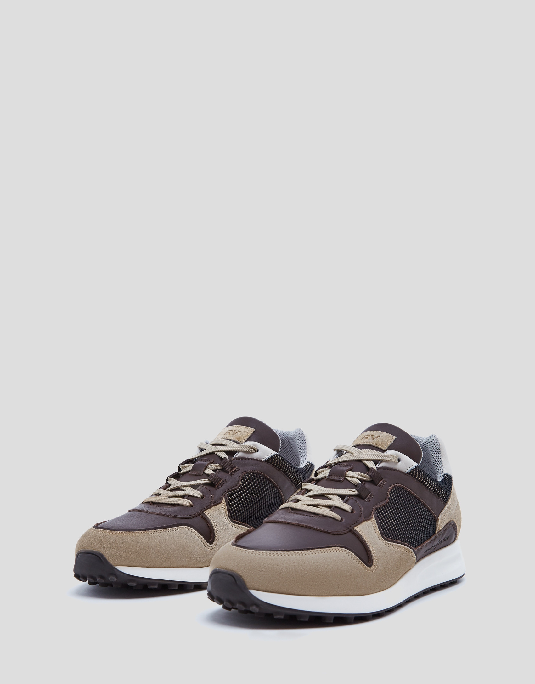 Zapatilla deportiva tonos marrones