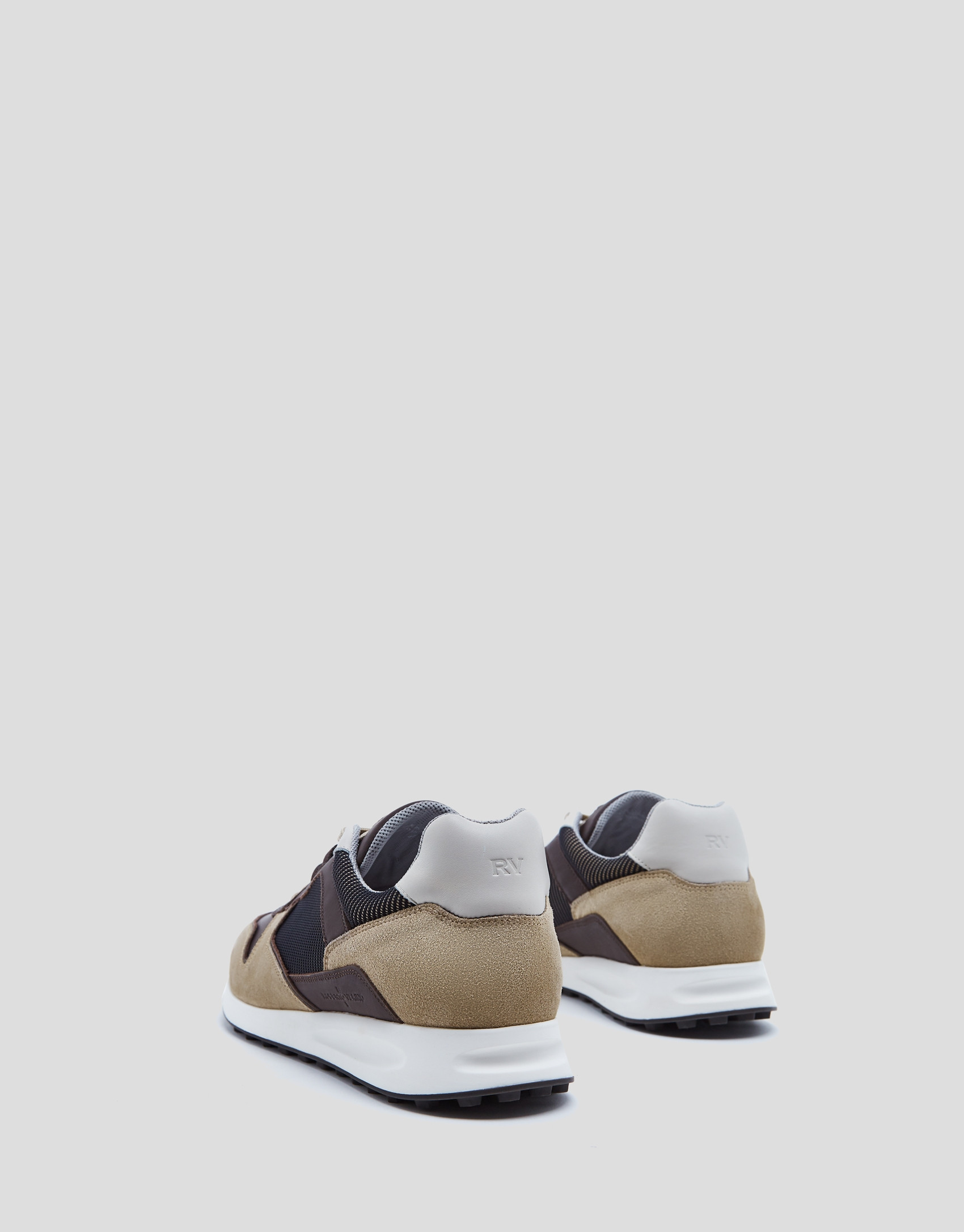 Zapatilla deportiva tonos marrones