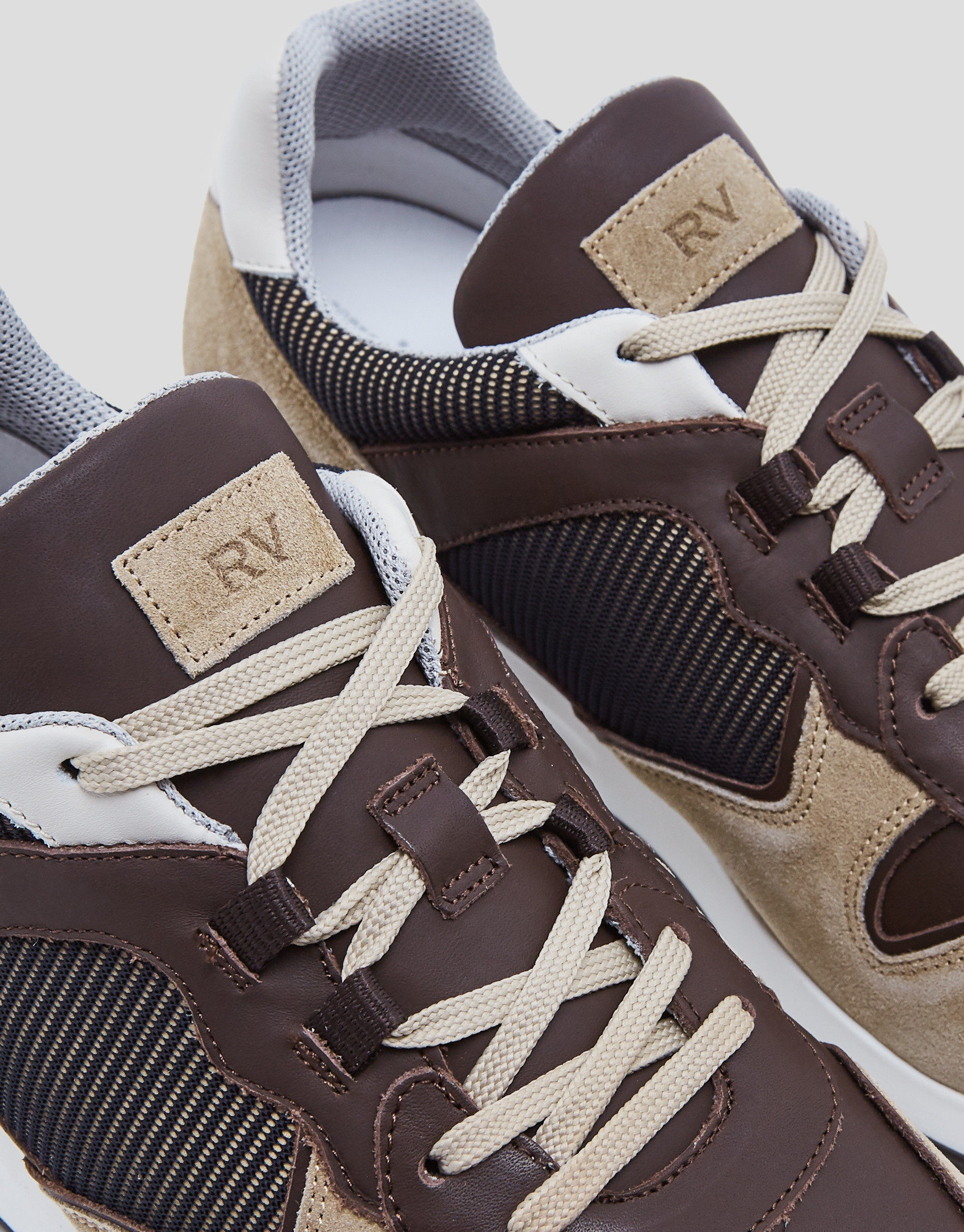 Zapatilla deportiva tonos marrones