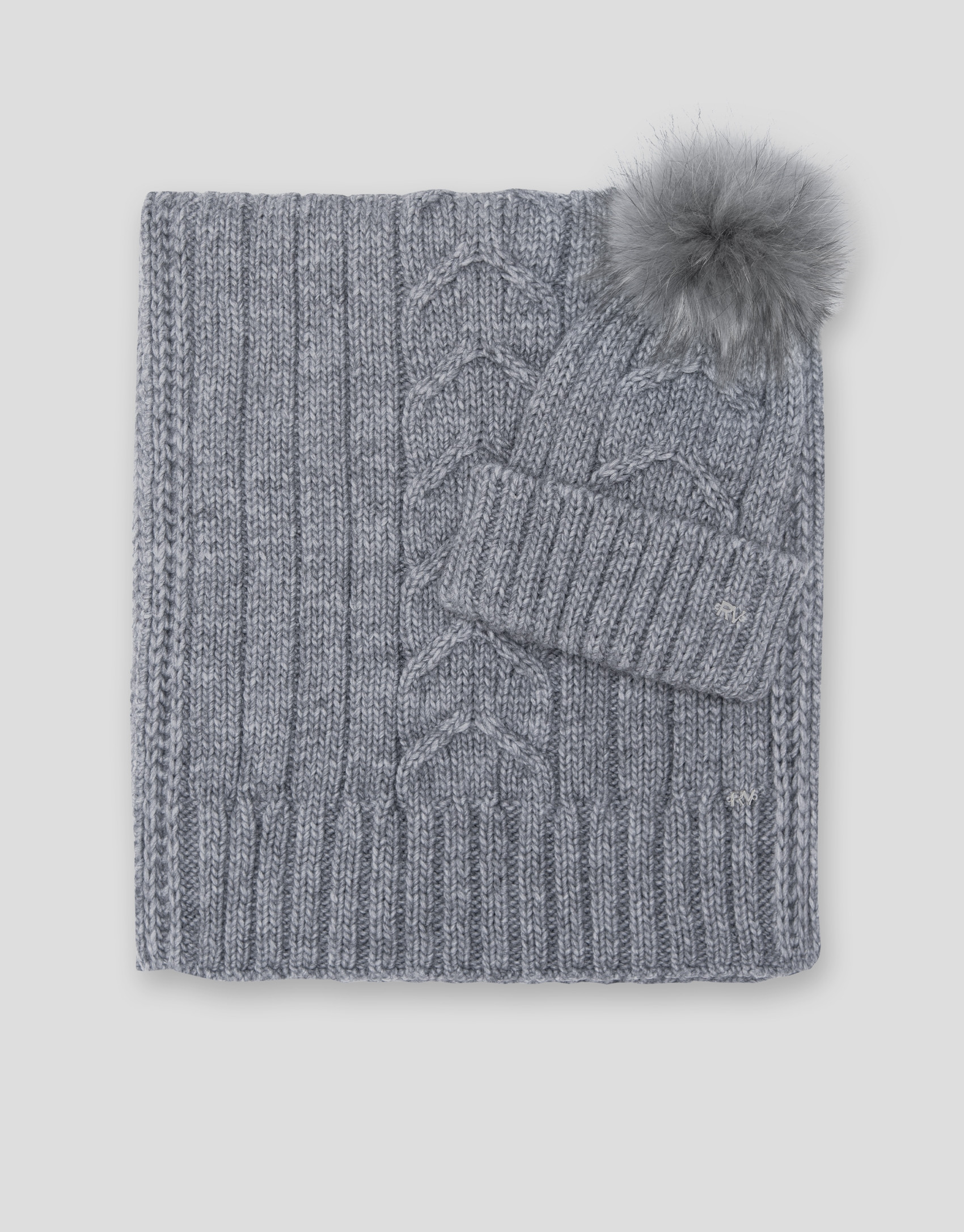 Gorro de punto gris con trabajado espiga y canalé