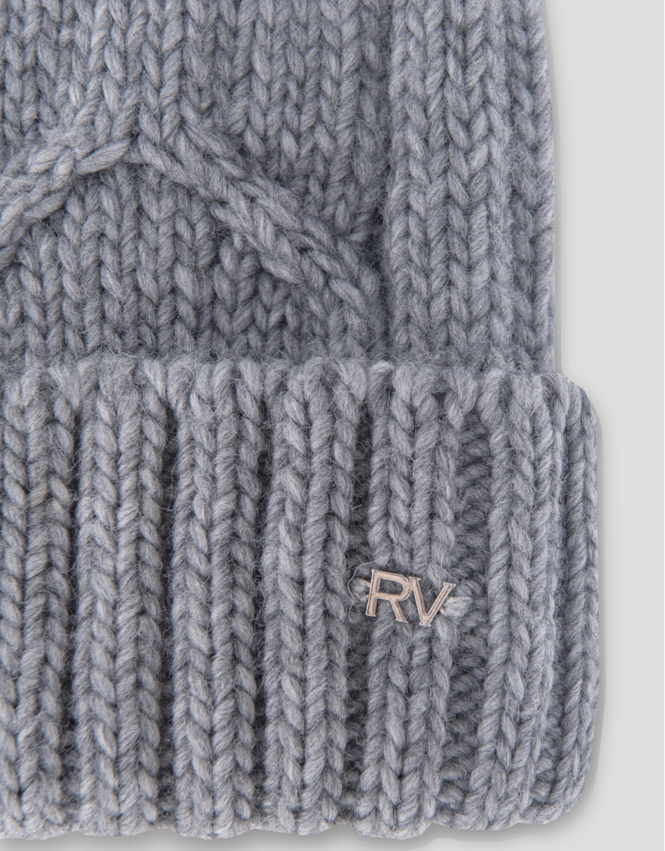 Gorro de punto gris con trabajado espiga y canalé