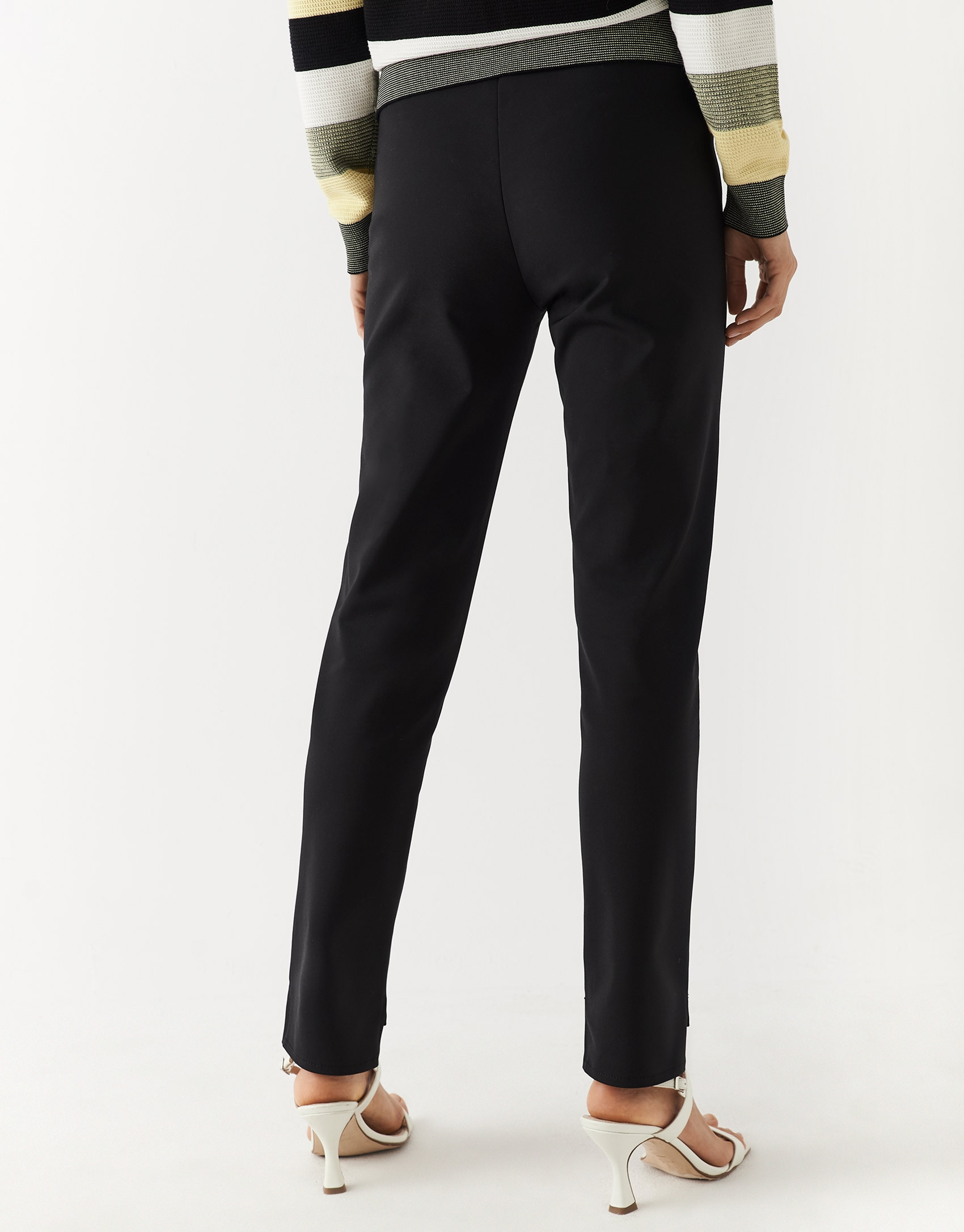 Pantalón ajustado negro con bolsillos de ... | Roberto Verino