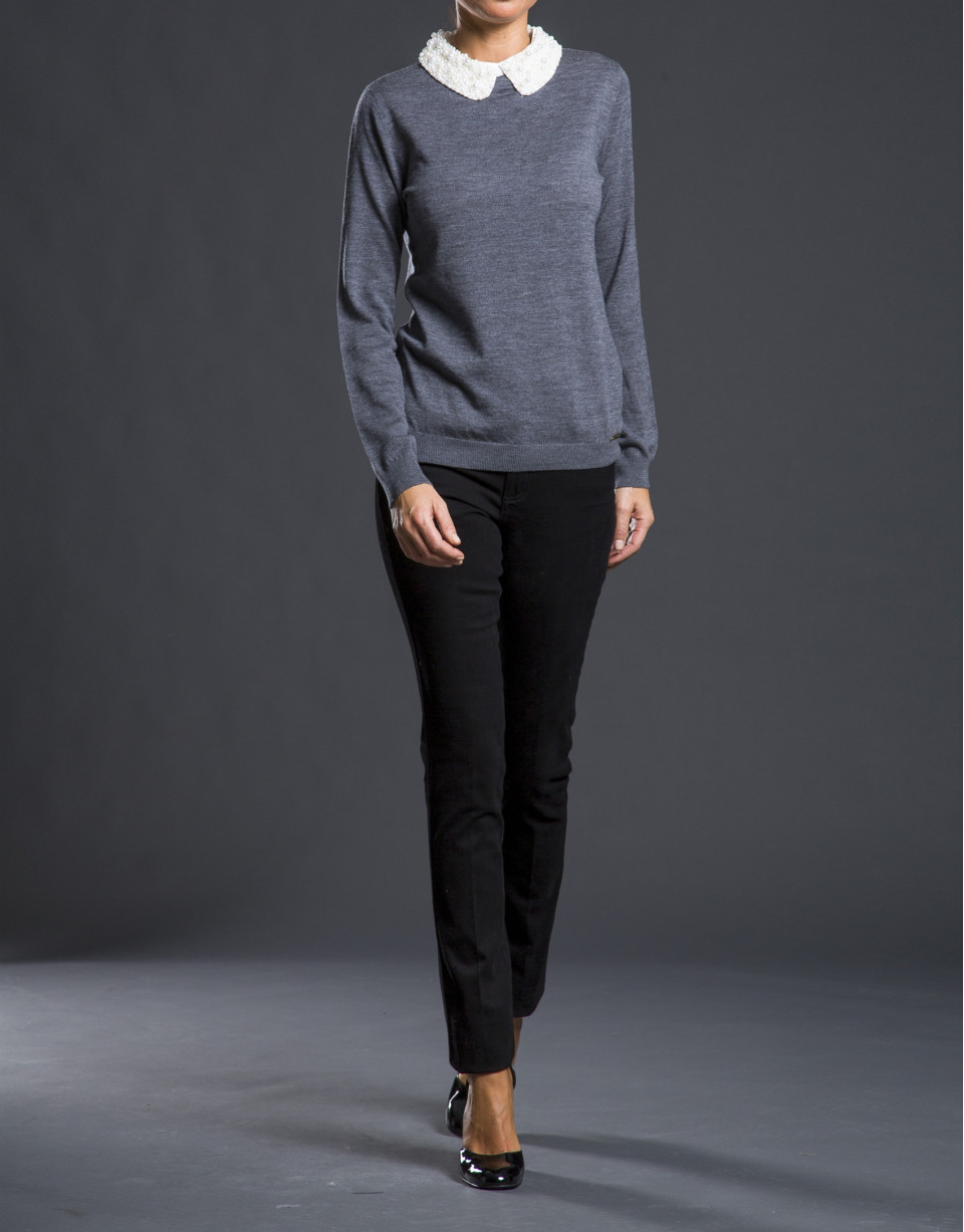 Knit sweater with pearl collar