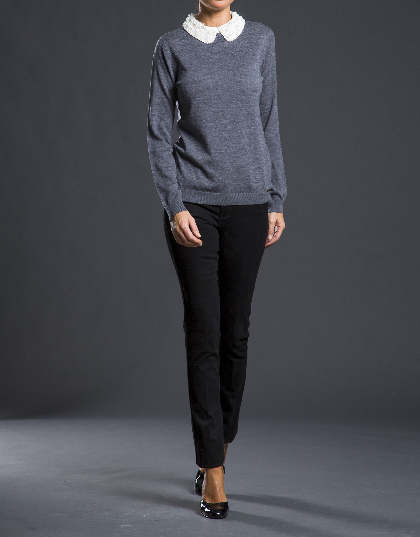 Knit sweater with pearl collar