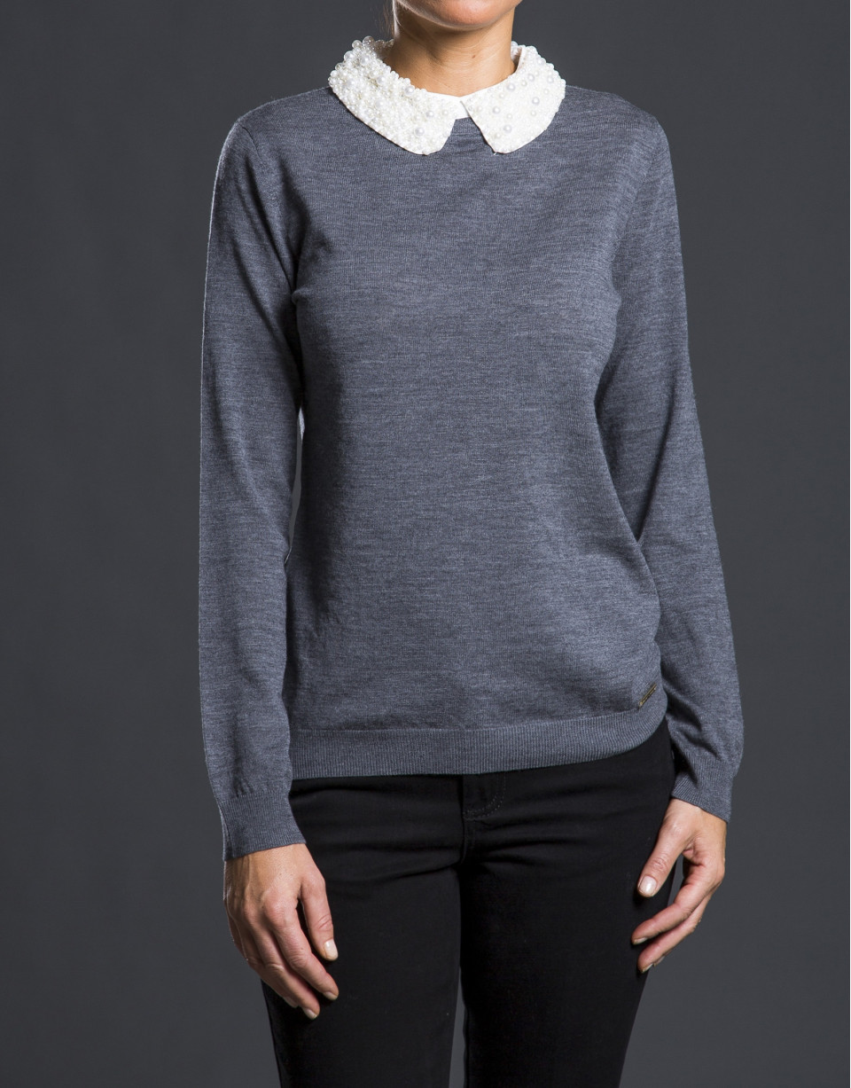 Knit sweater with pearl collar