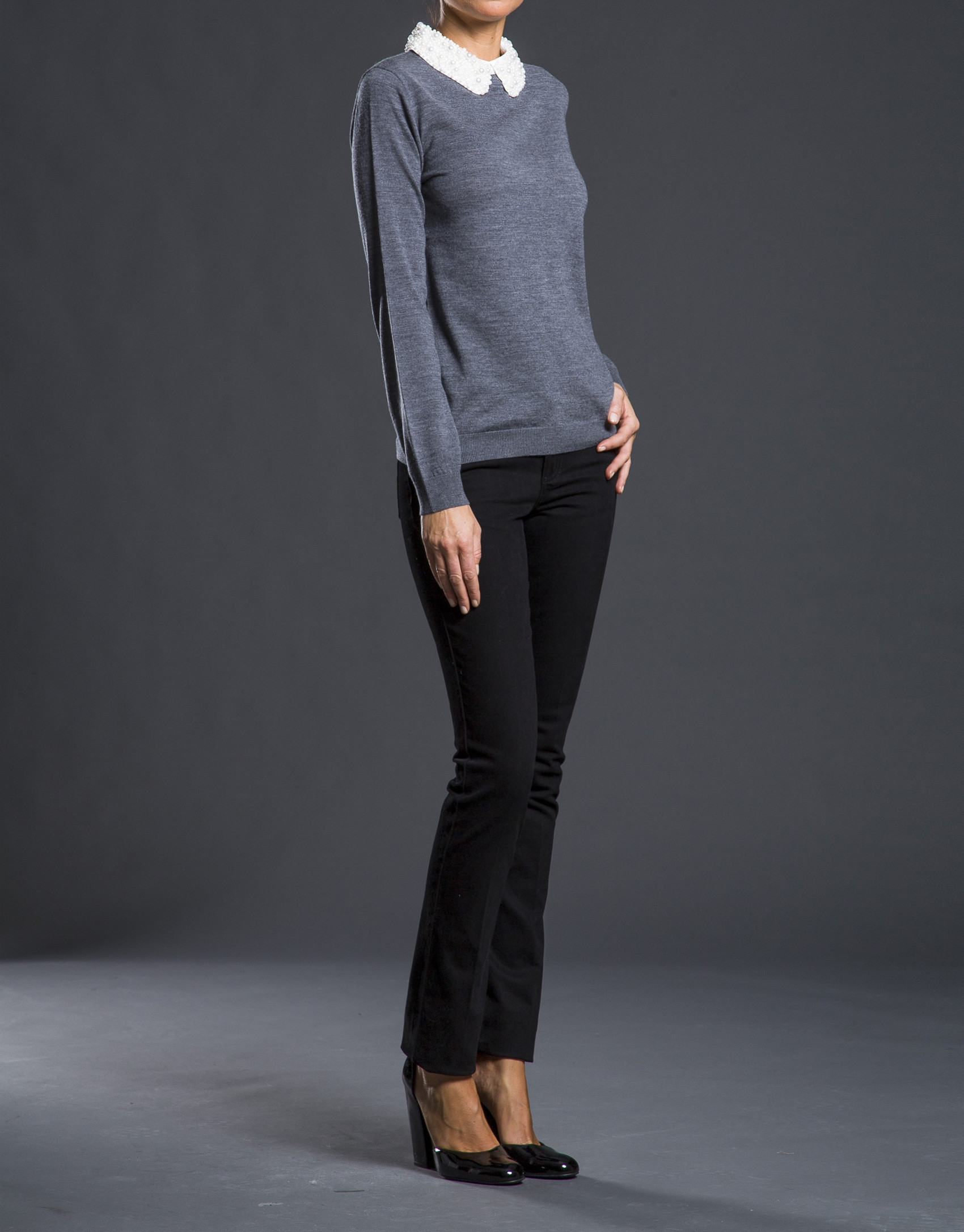 Knit sweater with pearl collar
