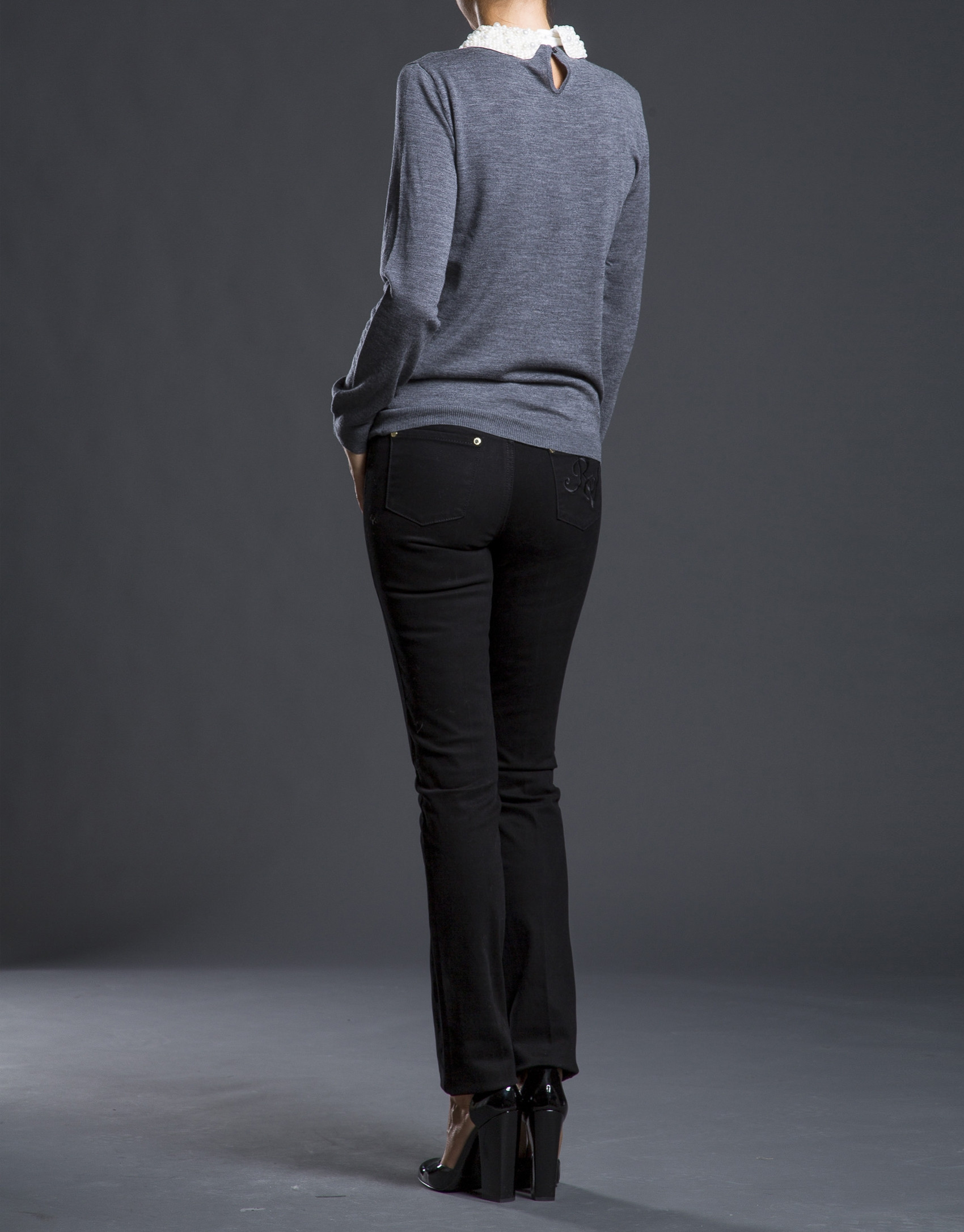 Knit sweater with pearl collar