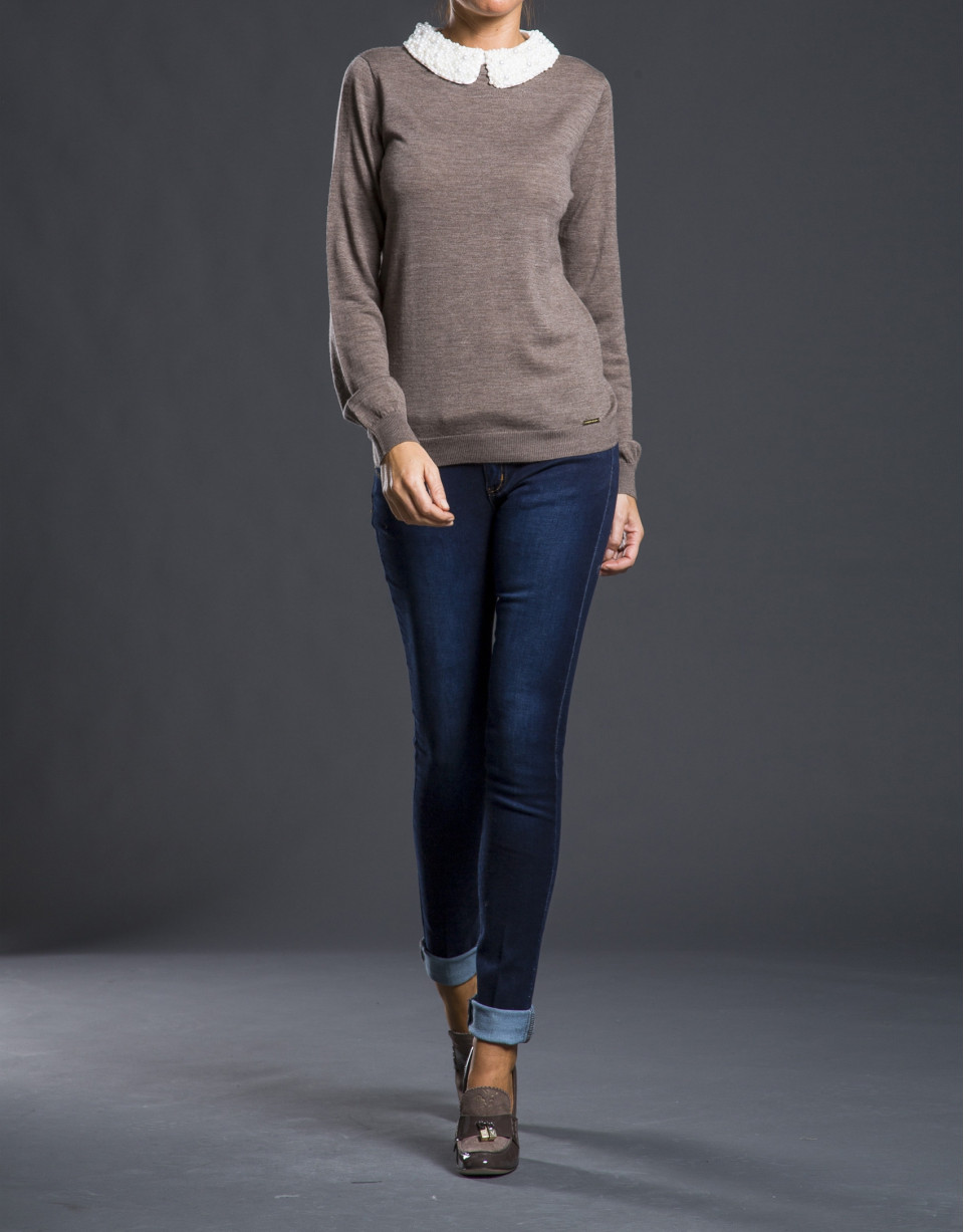 Knit sweater with pearl collar
