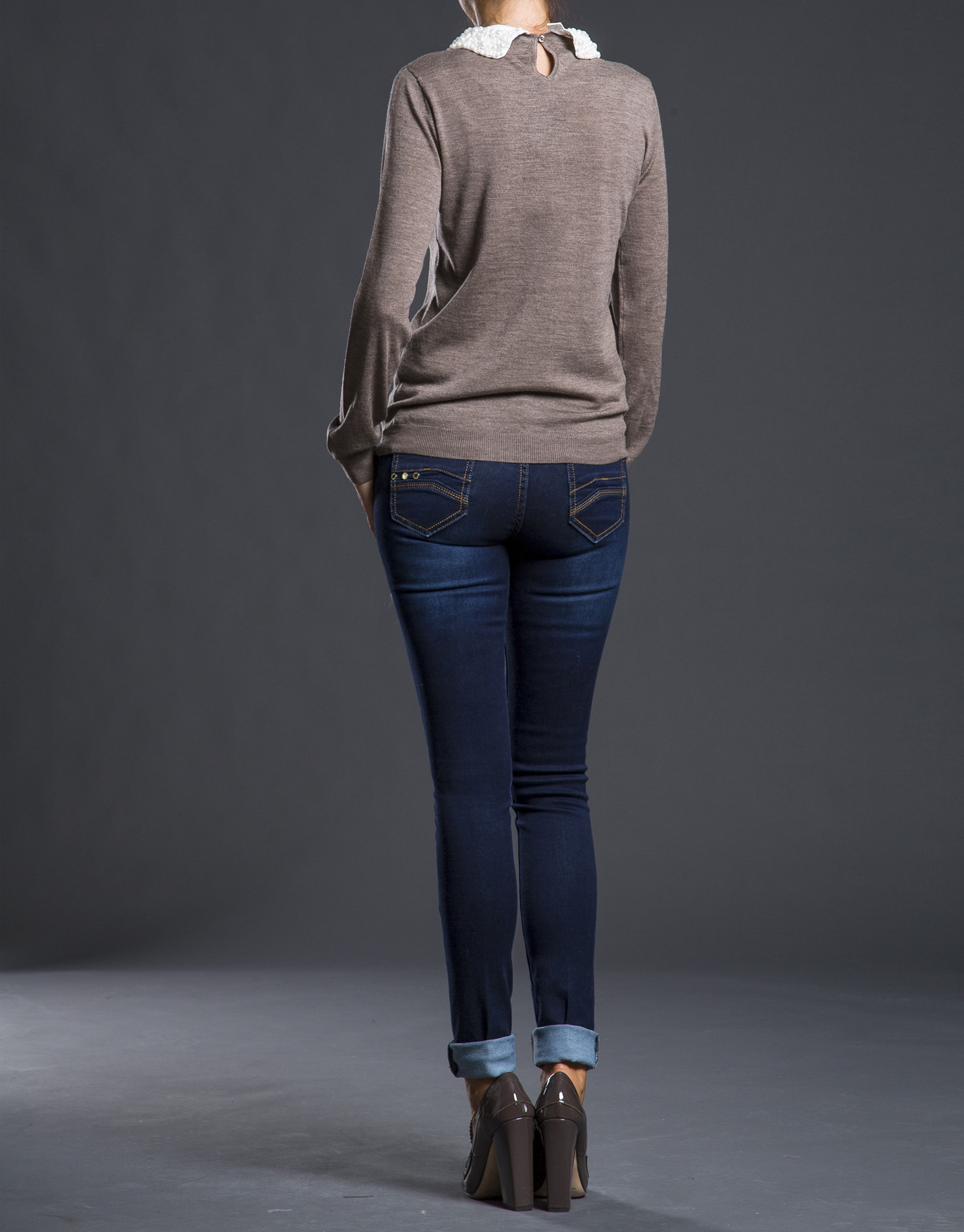 Knit sweater with pearl collar