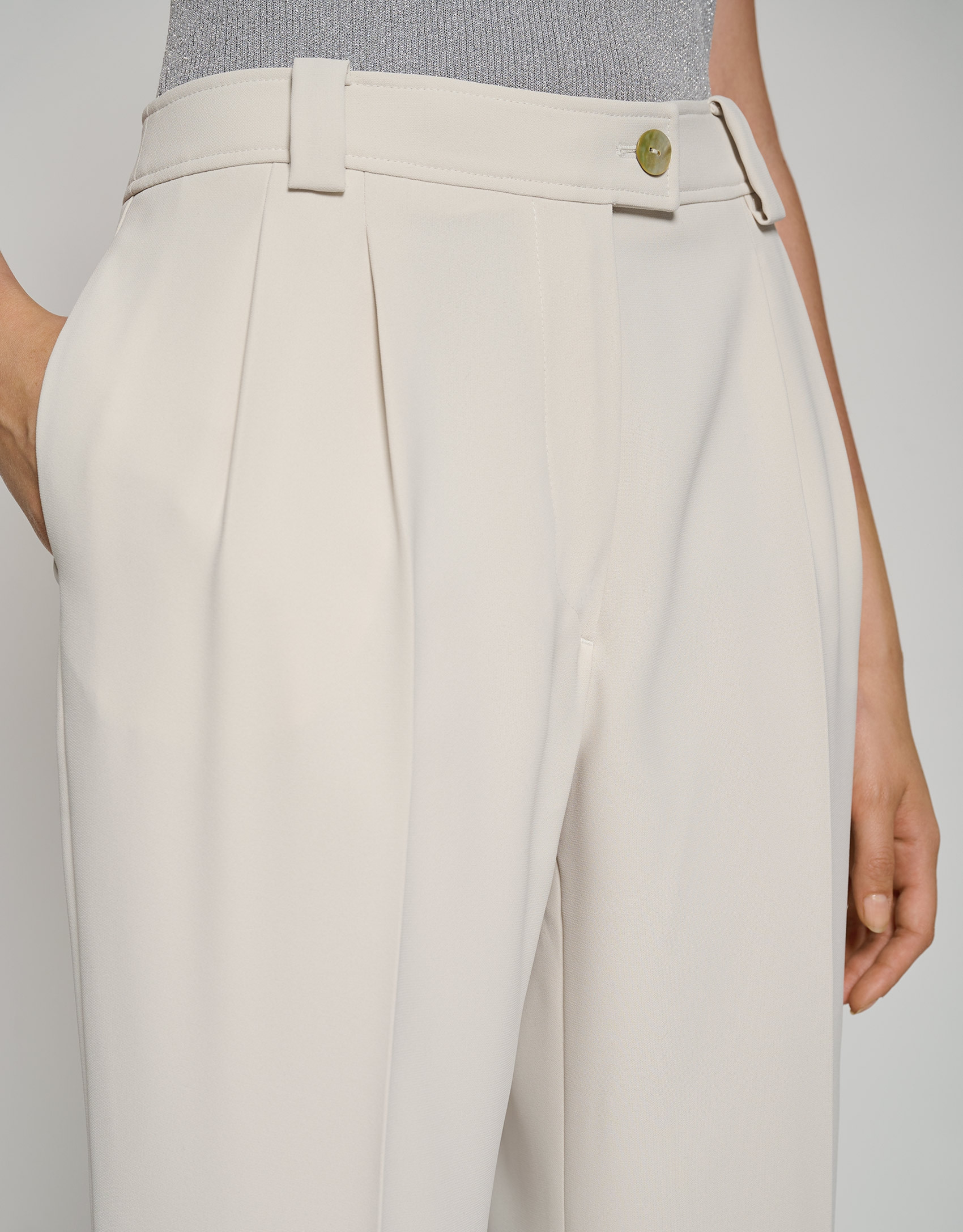 Pantalón recto pinzas crepé hielo - Mujer | Roberto Verino