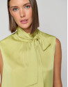 Top con lazada tejido satinado verde - Mujer | Roberto Verino