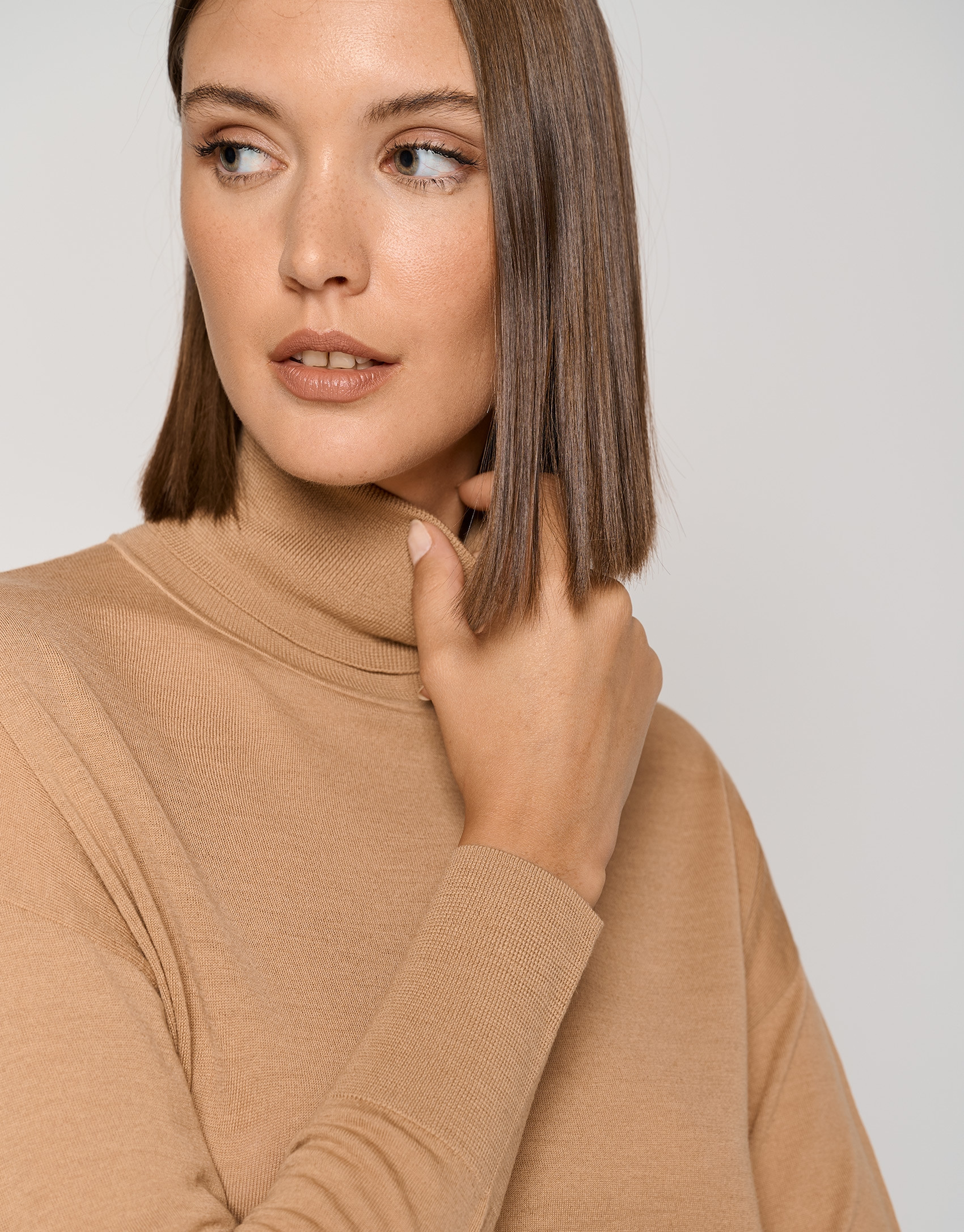 Camel fine gauge knit sweater with cowl neckline | Roberto Verino