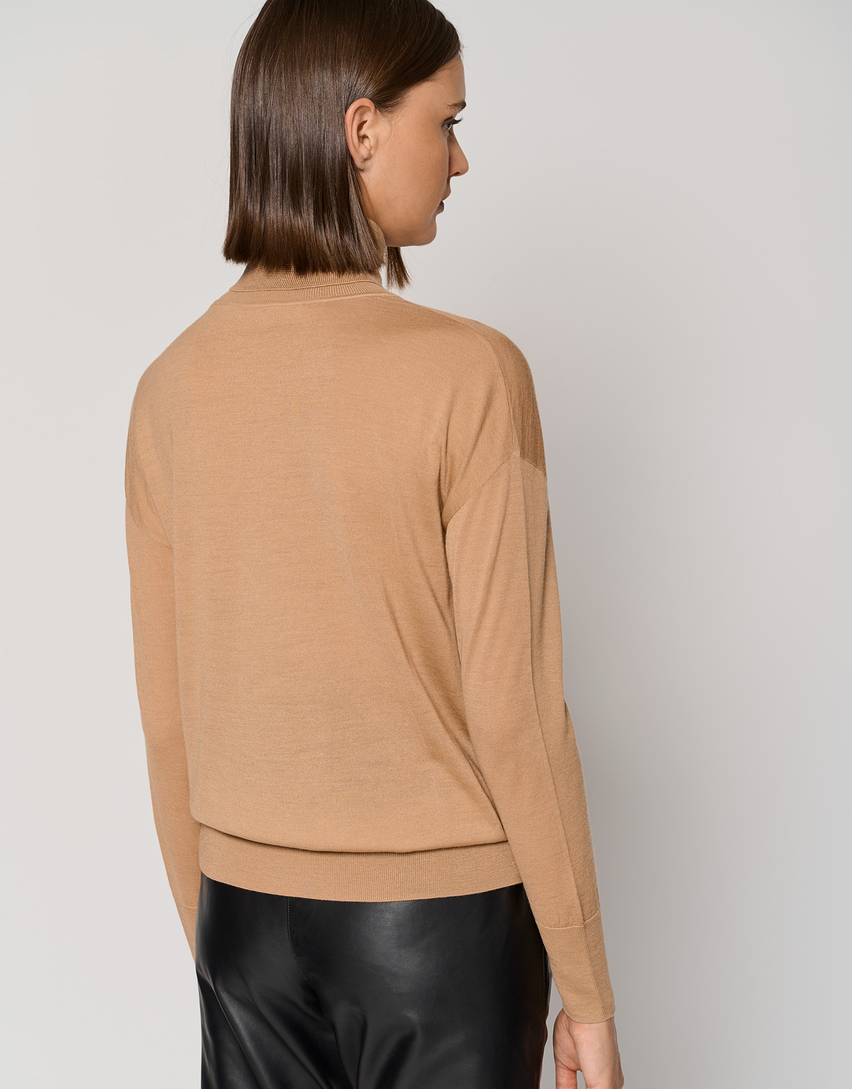 Camel fine gauge knit sweater with cowl neckline | Roberto Verino