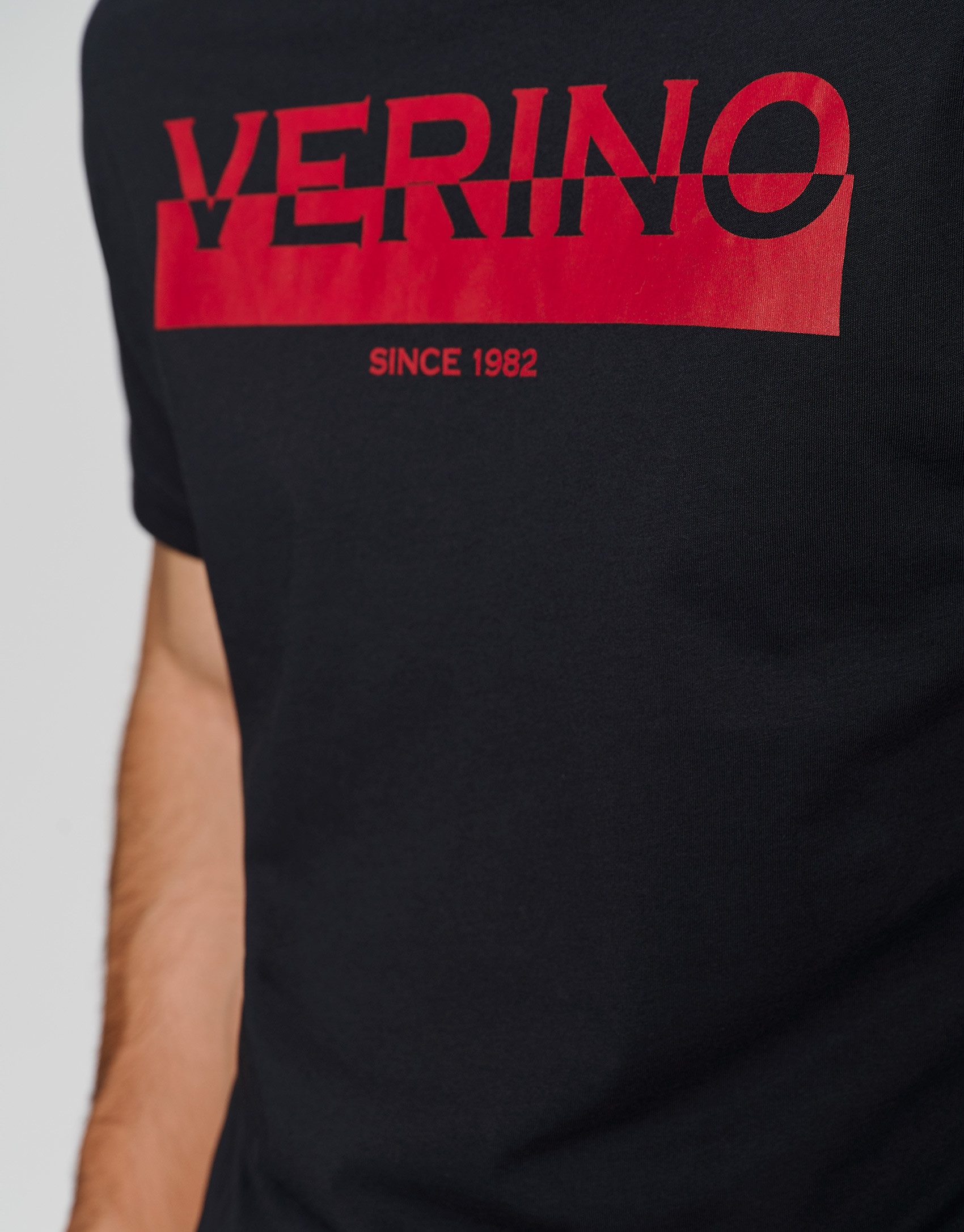 Black top with red logo - Man - AW2023 | Roberto Verino