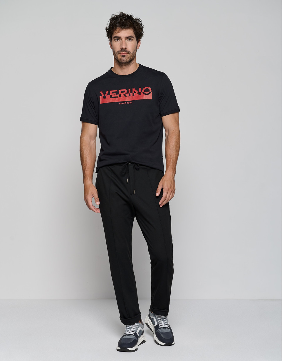 Camiseta negra con logo rojo - Hombre - OI2023 | Roberto Verino