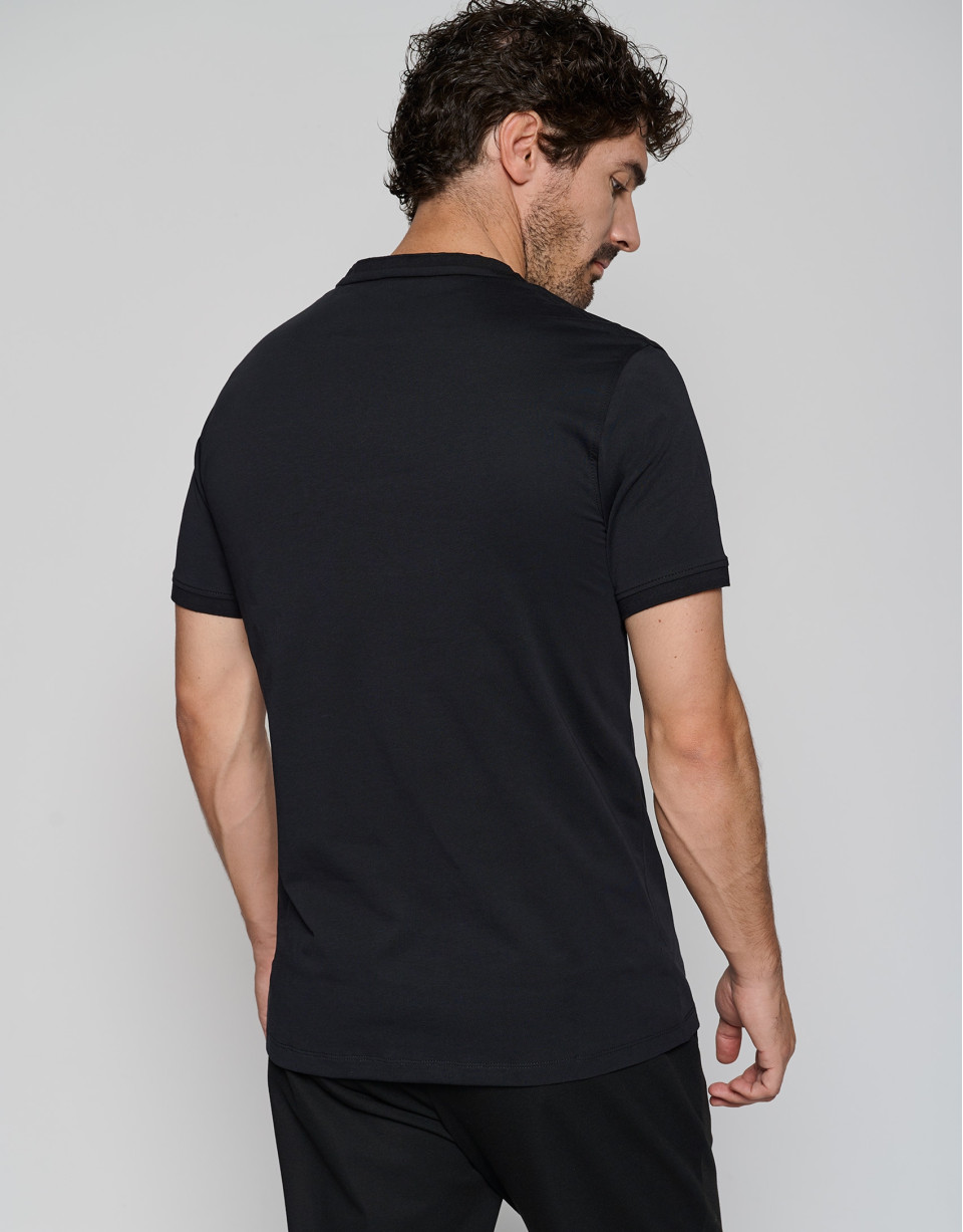 Camiseta negra con logo rojo - Hombre - OI2023 | Roberto Verino