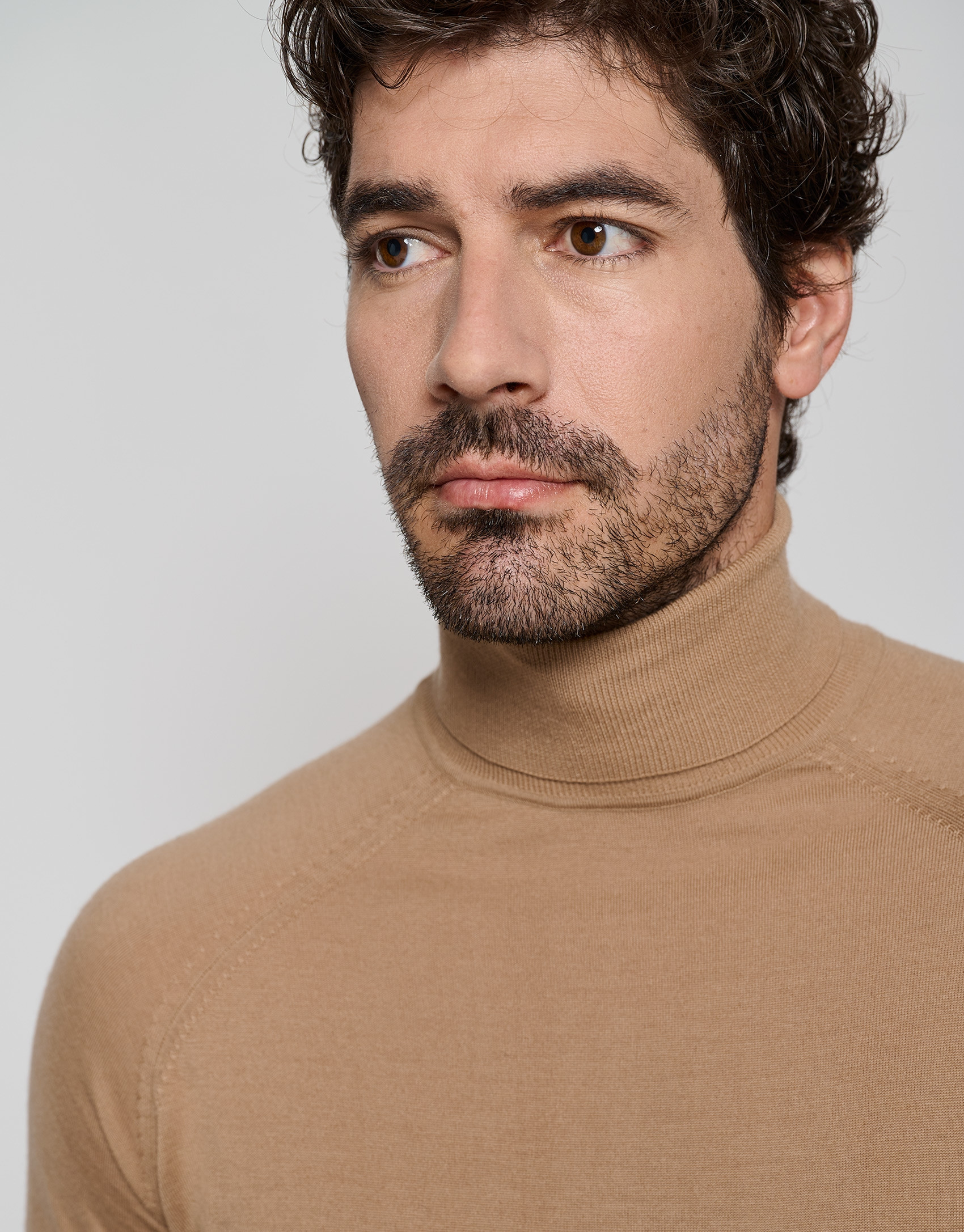 Camel wool turtle neck sweater - Man - AW2023 | Roberto Verino