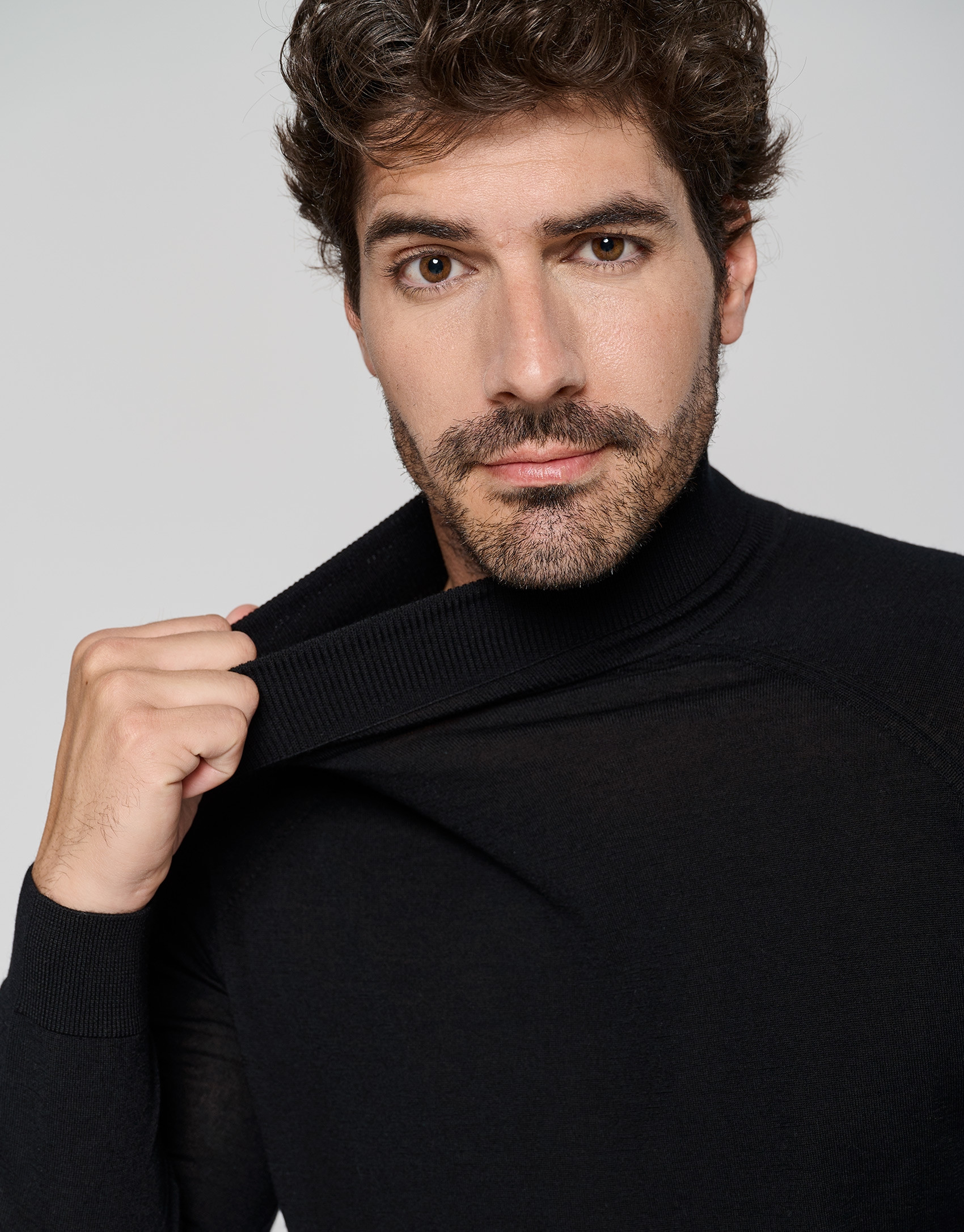 Black melange wool sweater with a turtleneck ... | Roberto Verino