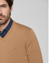 Camel wool sweater with V-neck  - Man - AW2023 | Roberto Verino