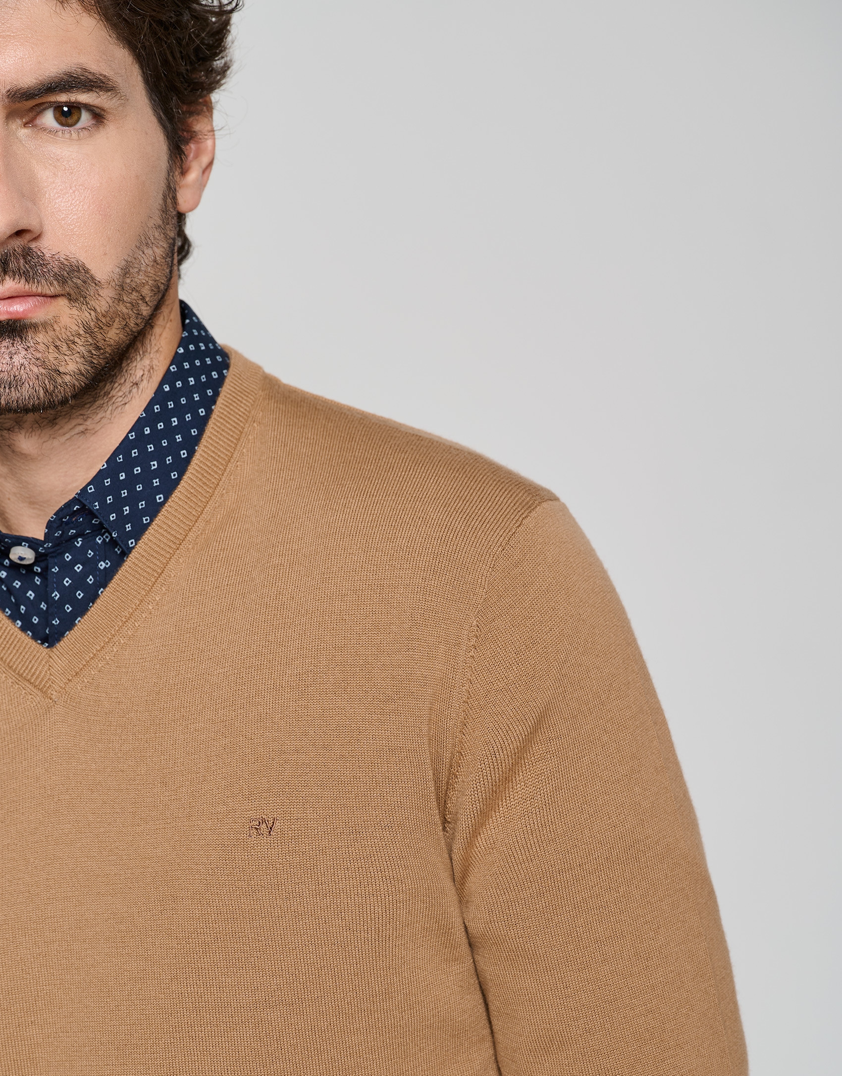 Jersey cuello pico color camel - Hombre | Roberto Verino