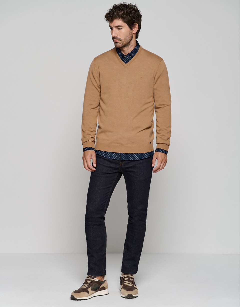 Camel wool sweater with V-neck  - Man - AW2023 | Roberto Verino