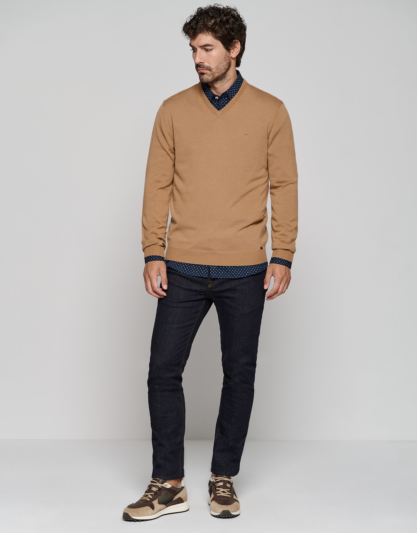 Camel wool sweater with V-neck  - Man - AW2023 | Roberto Verino