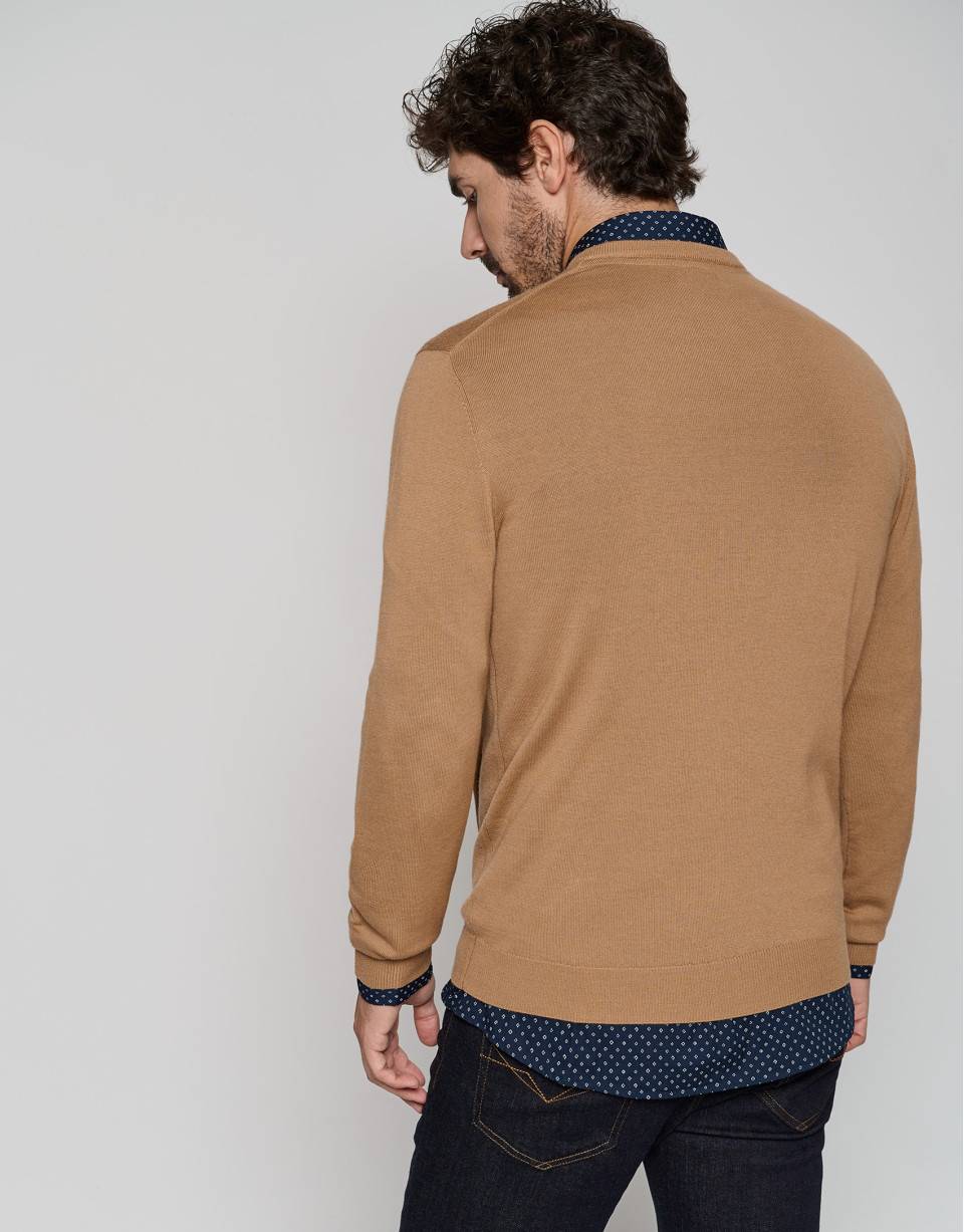 Camel wool sweater with V-neck  - Man - AW2023 | Roberto Verino
