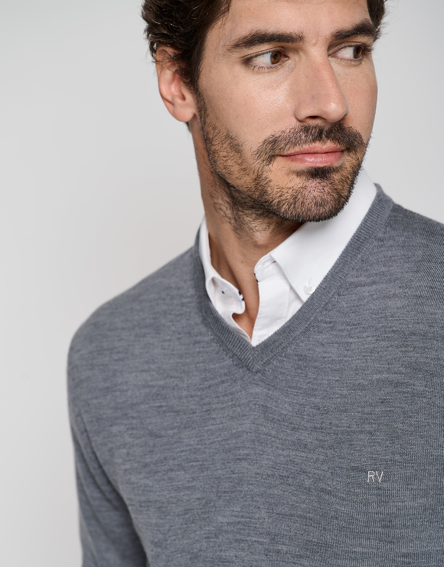Jersey cuello pico color gris - Hombre - OI2023 | Roberto Verino