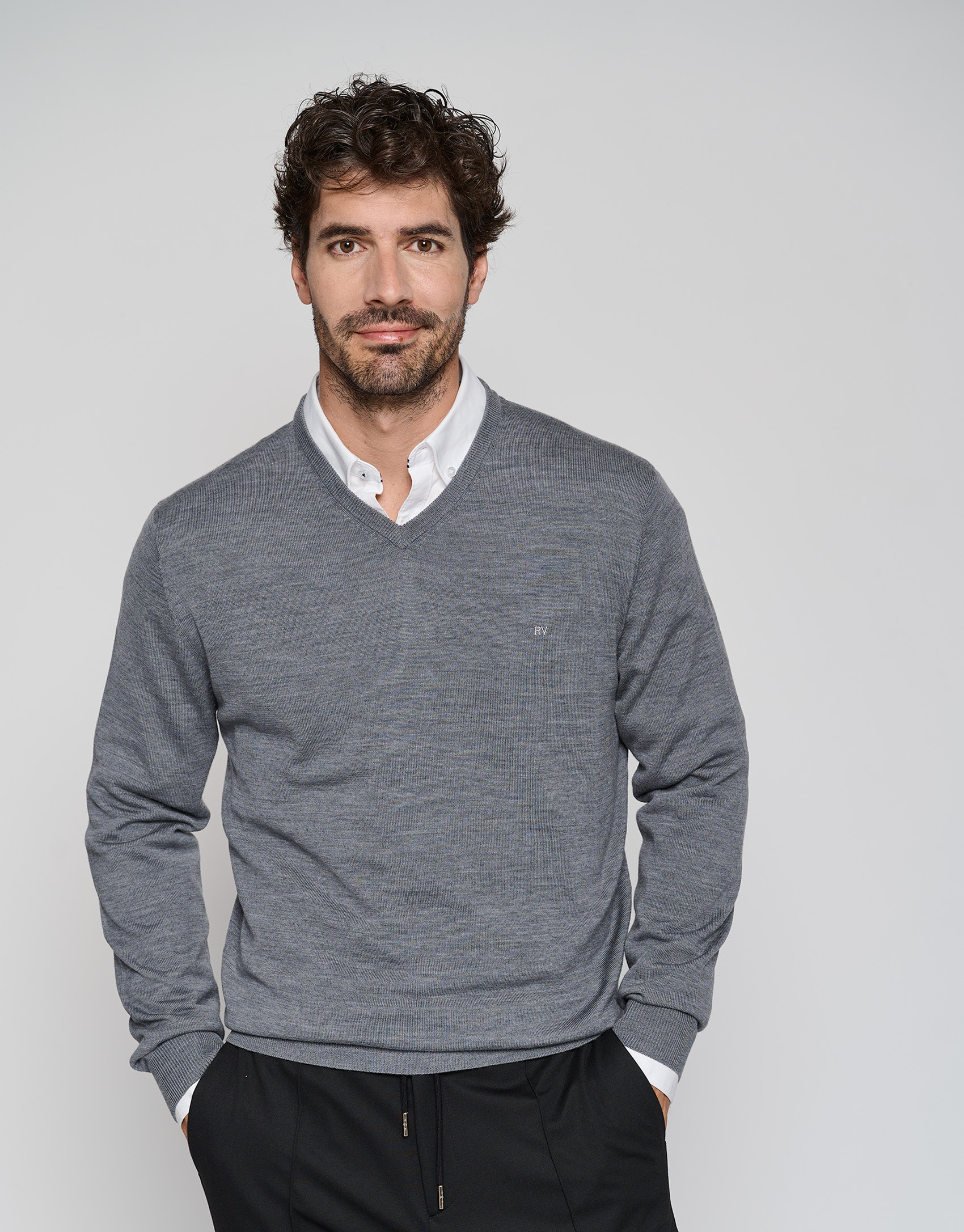 Jersey cuello pico color gris - Hombre - OI2023 | Roberto Verino