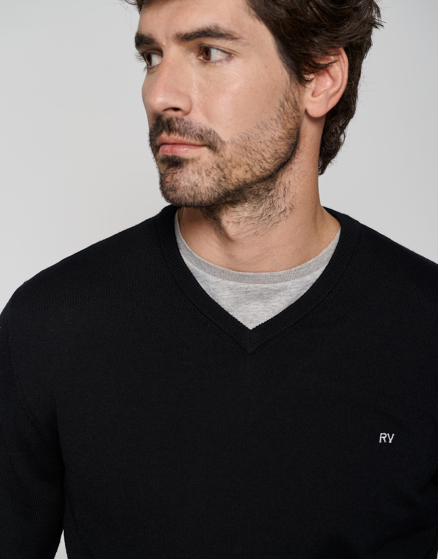 Jersey cuello pico color negro - Hombre | Roberto Verino