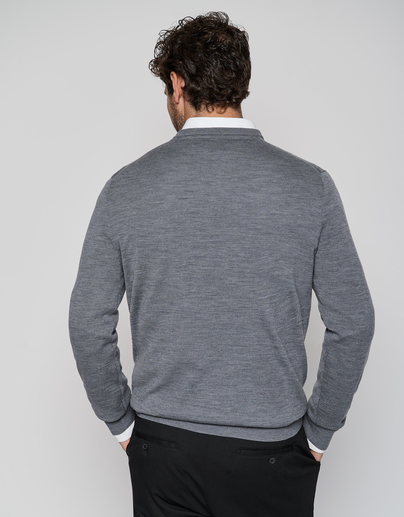 Jersey cuello pico color gris - Hombre - OI2023 | Roberto Verino