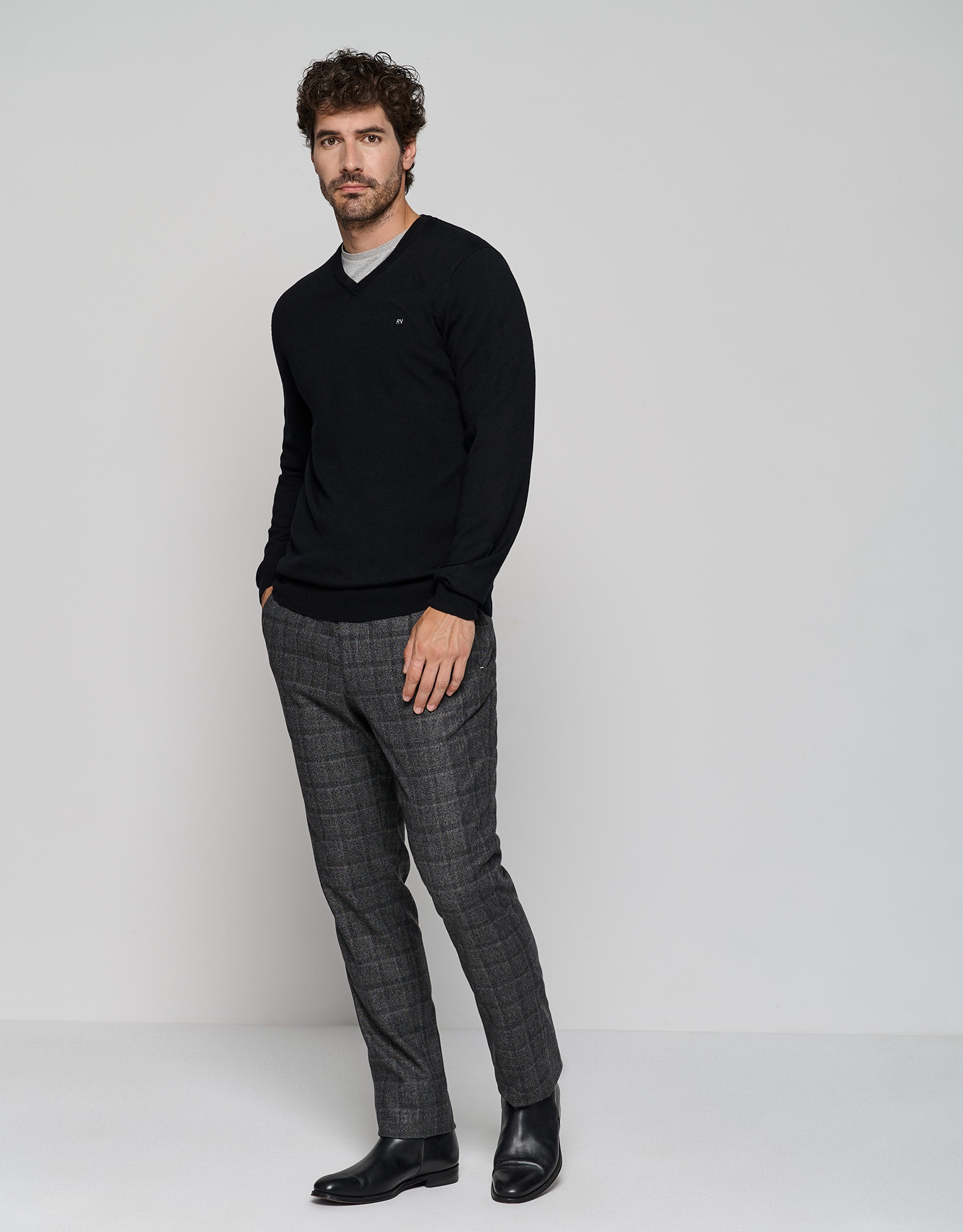 Jersey cuello pico color negro - Hombre | Roberto Verino